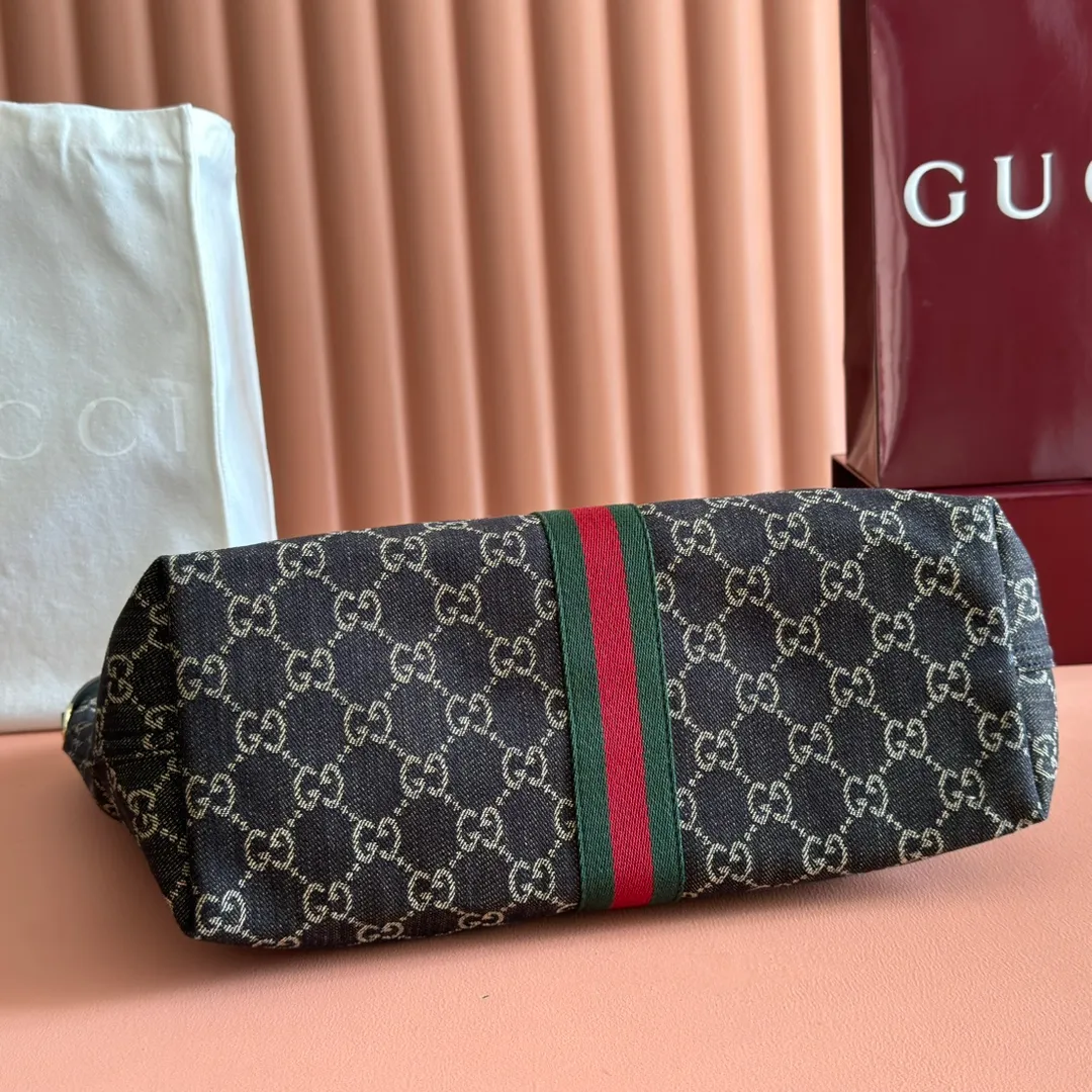 p1060. 💋💋💋"With full set of original counter packaging" [New Product] The Gucci Giglio series is newly unveiled at the Florence 2026 early spring fashion show, paying tribute to the brand's Italian roots and integrating timeless heritage and innovative spirit. This spacious tote bag is crafted in GG canvas, embellished with webbing piping and comes with a detachable clutch. Off-white and dark brown GG canvas, trimmed with red and green webbing, green cotton lining, Double G, with detachable clutch, magnetic buckle closure, model number: 853972. Dimensions: 50cm (width) x 47cm (height) x 14cm (d) Color: black cloth/black. Made in Italy