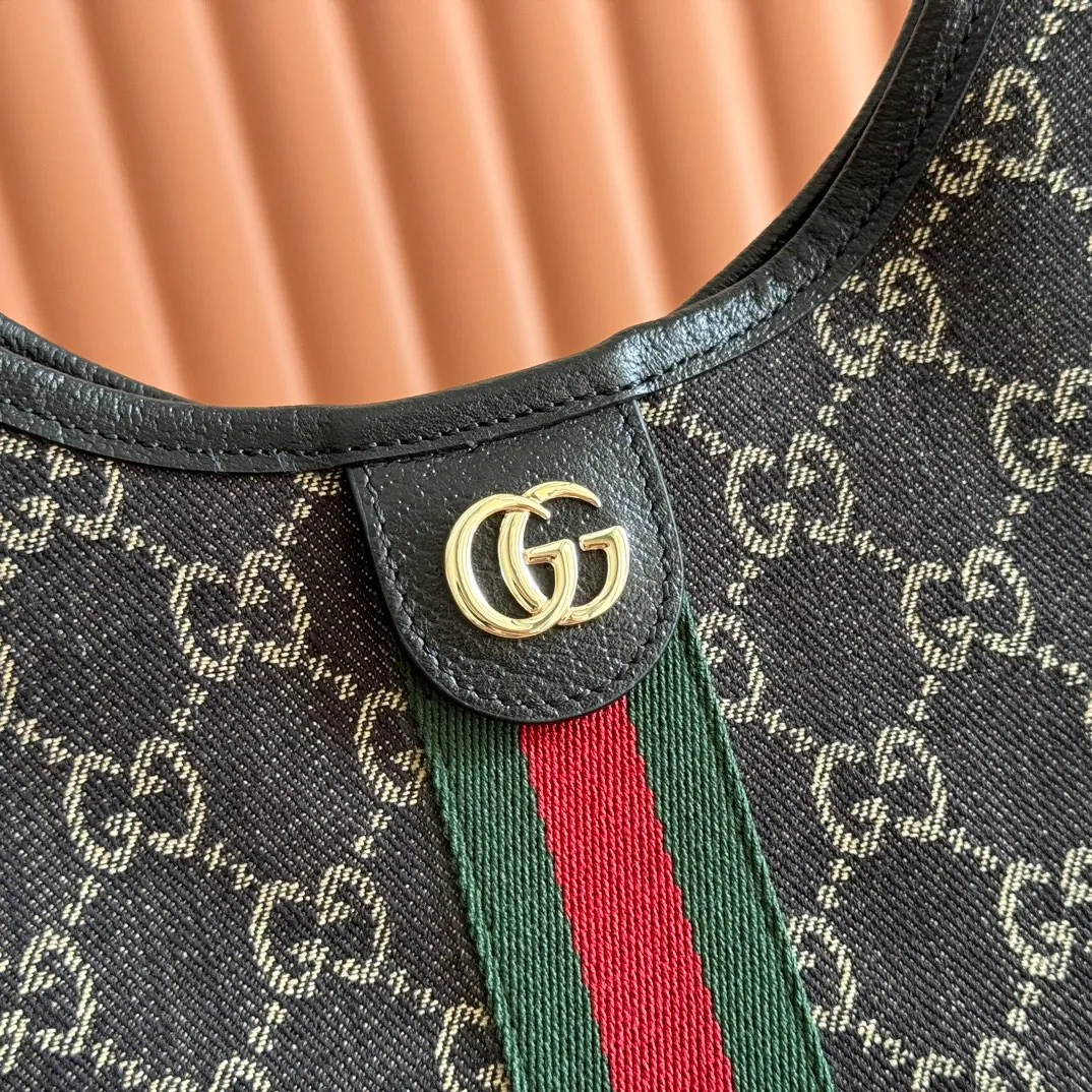 p1060. 💋💋💋"With full set of original counter packaging" [New Product] The Gucci Giglio series is newly unveiled at the Florence 2026 early spring fashion show, paying tribute to the brand's Italian roots and integrating timeless heritage and innovative spirit. This spacious tote bag is crafted in GG canvas, embellished with webbing piping and comes with a detachable clutch. Off-white and dark brown GG canvas, trimmed with red and green webbing, green cotton lining, Double G, with detachable clutch, magnetic buckle closure, model number: 853972. Dimensions: 50cm (width) x 47cm (height) x 14cm (d) Color: black cloth/black. Made in Italy