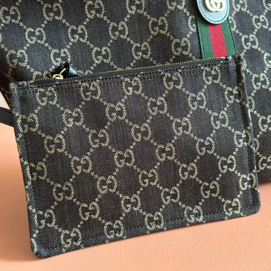 p1060. 💋💋💋"With full set of original counter packaging" [New Product] The Gucci Giglio series is newly unveiled at the Florence 2026 early spring fashion show, paying tribute to the brand's Italian roots and integrating timeless heritage and innovative spirit. This spacious tote bag is crafted in GG canvas, embellished with webbing piping and comes with a detachable clutch. Off-white and dark brown GG canvas, trimmed with red and green webbing, green cotton lining, Double G, with detachable clutch, magnetic buckle closure, model number: 853972. Dimensions: 50cm (width) x 47cm (height) x 14cm (d) Color: black cloth/black. Made in Italy