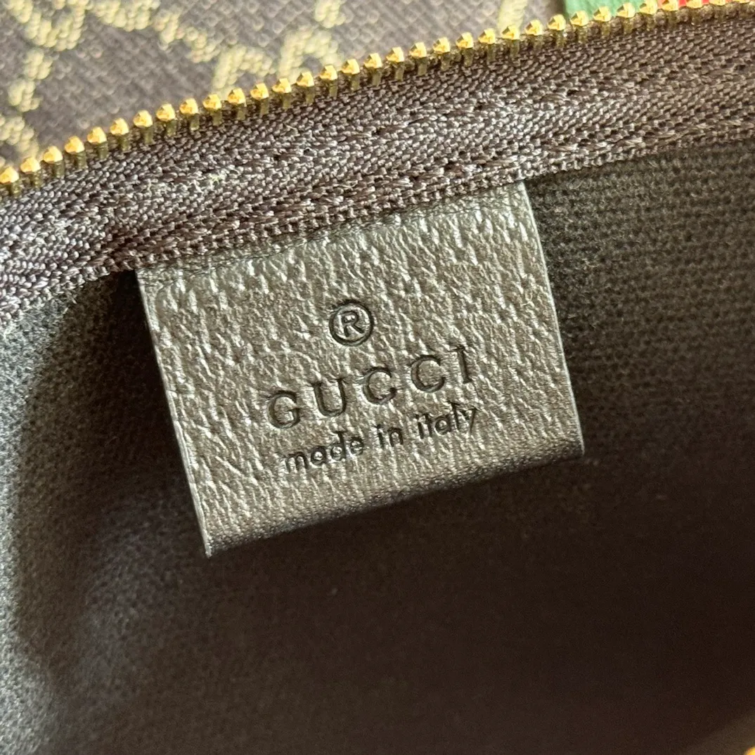 p1060. 💋💋💋"With full set of original counter packaging" [New Product] The Gucci Giglio series is newly unveiled at the Florence 2026 early spring fashion show, paying tribute to the brand's Italian roots and integrating timeless heritage and innovative spirit. This spacious tote bag is crafted in GG canvas, embellished with webbing piping and comes with a detachable clutch. Off-white and dark brown GG canvas, trimmed with red and green webbing, green cotton lining, Double G, with detachable clutch, magnetic buckle closure, model number: 853972. Dimensions: 50cm (width) x 47cm (height) x 14cm (d) Color: black cloth/black. Made in Italy