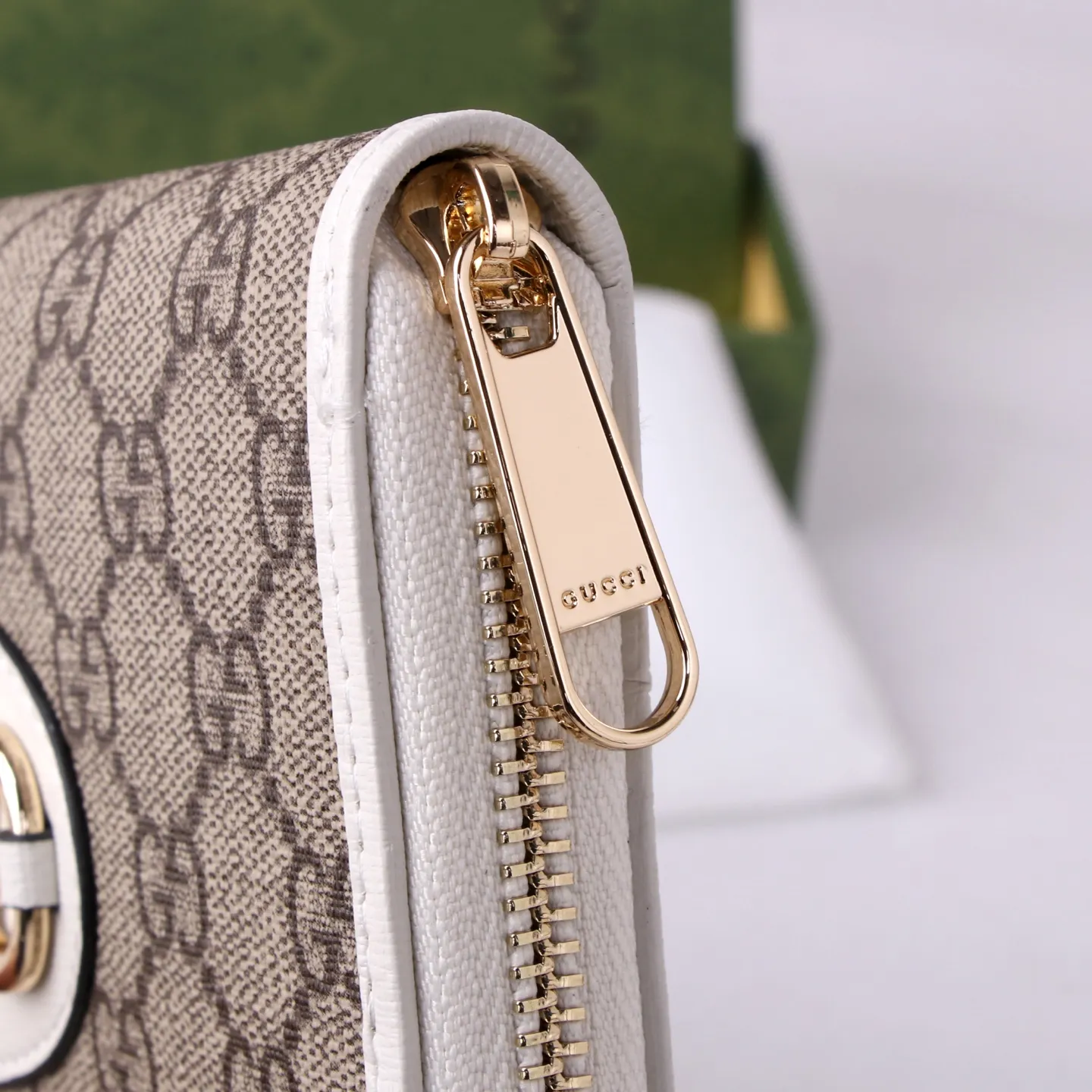 💰170 Style No.: GA012 Brand: GUCCl Color: Brown White Size: 19*10*3 Description: Newly launched Gucci made of GG Supreme high-end artificial canvas and brown leather 1955 horsebit zipper bag, this series adopts the same double ring and long strip design as the handbag. This detail is inspired by the brand’s equestrian roots. It is one of Gucci’s classic heritage and one of the brand’s most representative symbolic elements.