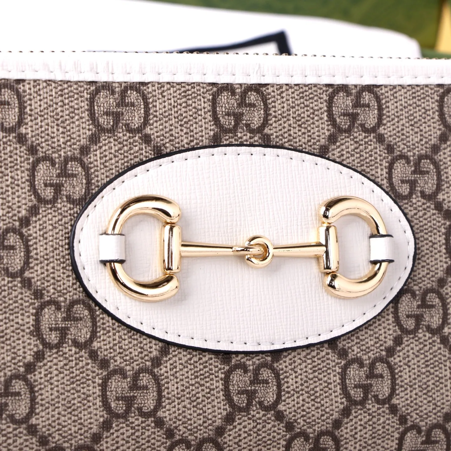 💰170 Style No.: GA012 Brand: GUCCl Color: Brown White Size: 19*10*3 Description: Newly launched Gucci made of GG Supreme high-end artificial canvas and brown leather 1955 horsebit zipper bag, this series adopts the same double ring and long strip design as the handbag. This detail is inspired by the brand’s equestrian roots. It is one of Gucci’s classic heritage and one of the brand’s most representative symbolic elements.