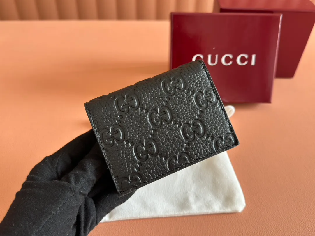 p400. 💋💋💋🔥"With full set of original green box packaging"🔥[New style] GG Emblem series super soft pink embossed/full leather wallet Model: 815901. Dimensions: 11 (length) x 9 (width) x 3cm (thickness) Color: black full leather/original leather. Made in Italy