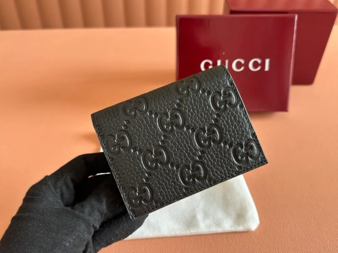 p400. 💋💋💋🔥"With full set of original green box packaging"🔥[New style] GG Emblem series super soft pink embossed/full leather wallet Model: 815901. Dimensions: 11 (length) x 9 (width) x 3cm (thickness) Color: black full leather/original leather. Made in Italy