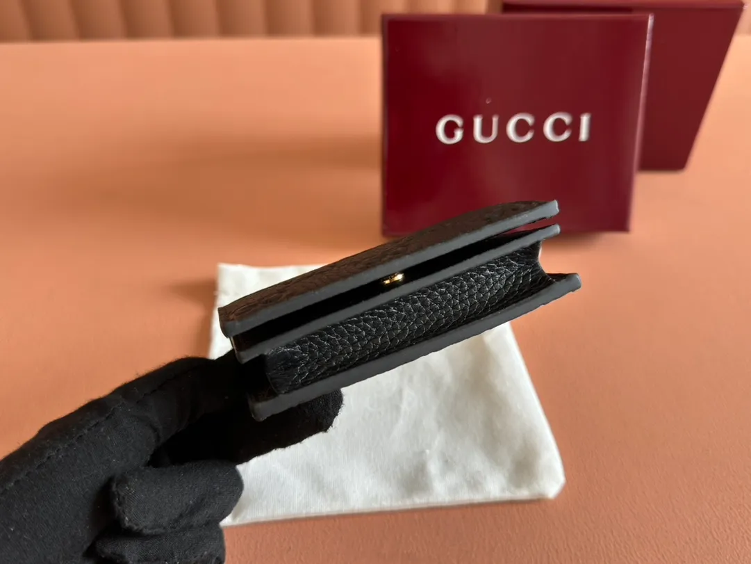 p400. 💋💋💋🔥"With full set of original green box packaging"🔥[New style] GG Emblem series super soft pink embossed/full leather wallet Model: 815901. Dimensions: 11 (length) x 9 (width) x 3cm (thickness) Color: black full leather/original leather. Made in Italy