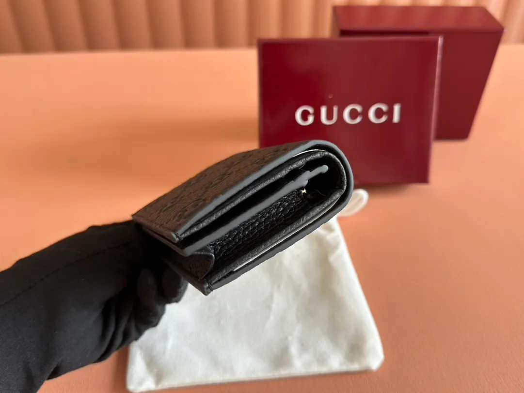 p400. 💋💋💋🔥"With full set of original green box packaging"🔥[New style] GG Emblem series super soft pink embossed/full leather wallet Model: 815901. Dimensions: 11 (length) x 9 (width) x 3cm (thickness) Color: black full leather/original leather. Made in Italy