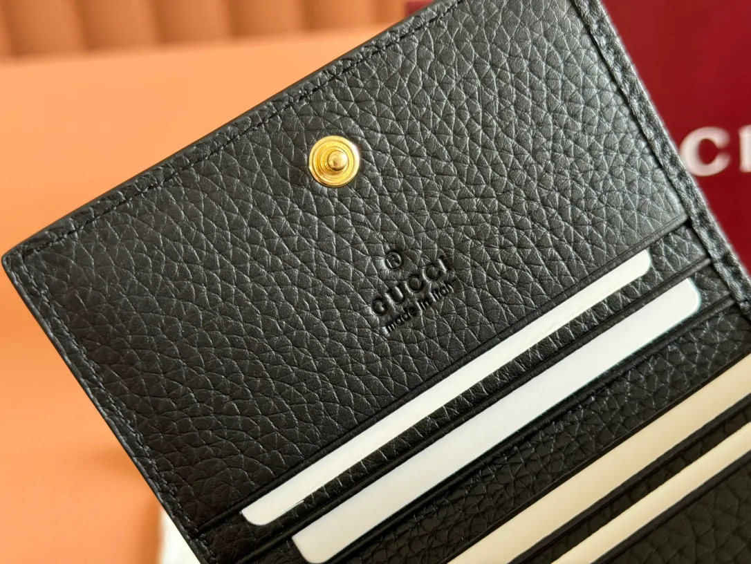 p400. 💋💋💋🔥"With full set of original green box packaging"🔥[New style] GG Emblem series super soft pink embossed/full leather wallet Model: 815901. Dimensions: 11 (length) x 9 (width) x 3cm (thickness) Color: black full leather/original leather. Made in Italy
