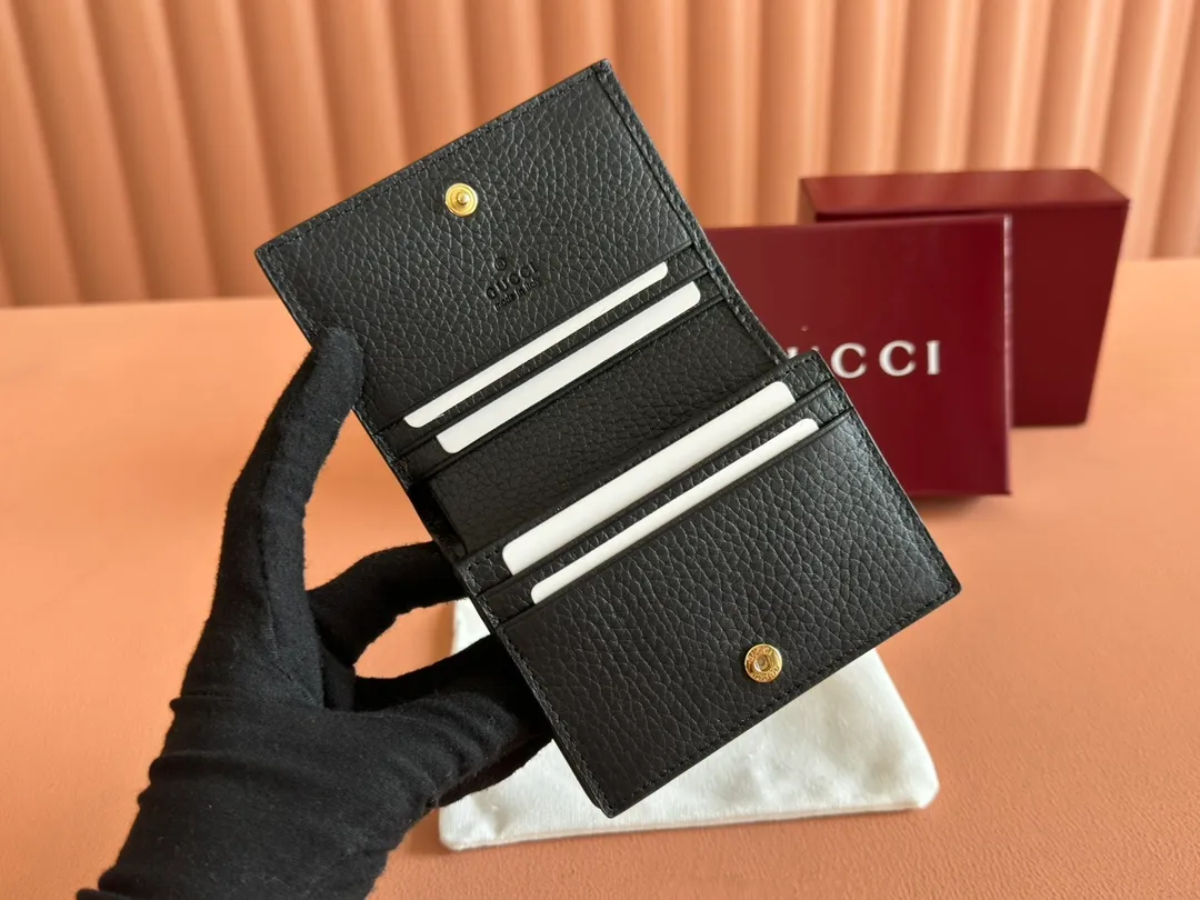 p400. 💋💋💋🔥"With full set of original green box packaging"🔥[New style] GG Emblem series super soft pink embossed/full leather wallet Model: 815901. Dimensions: 11 (length) x 9 (width) x 3cm (thickness) Color: black full leather/original leather. Made in Italy