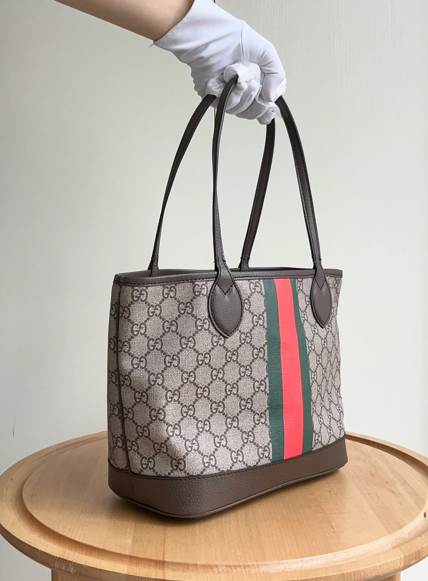 Actual shot #💰280 Style number: 726762 coffee Size: 26✖️22✖️12 Gucci small tote bag ophidia series! Sisters who have been carrying children's bags before but are too embarrassed to carry them, just close your eyes and rush to this one. The adult version of the mini tote bag 🥹 is perfect for spring and summer. It can also be used as a mommy bag ~ It is very convenient to hang a stroller for walking upstairs and downstairs! !