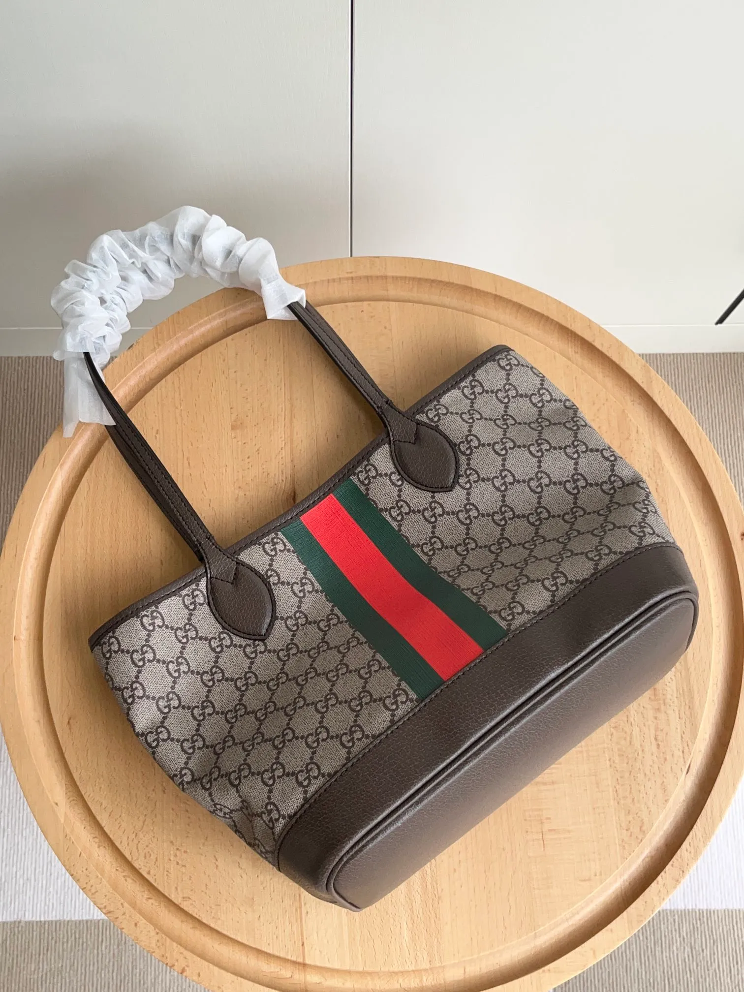 Actual shot #💰280 Style number: 726762 coffee Size: 26✖️22✖️12 Gucci small tote bag ophidia series! Sisters who have been carrying children's bags before but are too embarrassed to carry them, just close your eyes and rush to this one. The adult version of the mini tote bag 🥹 is perfect for spring and summer. It can also be used as a mommy bag ~ It is very convenient to hang a stroller for walking upstairs and downstairs! !