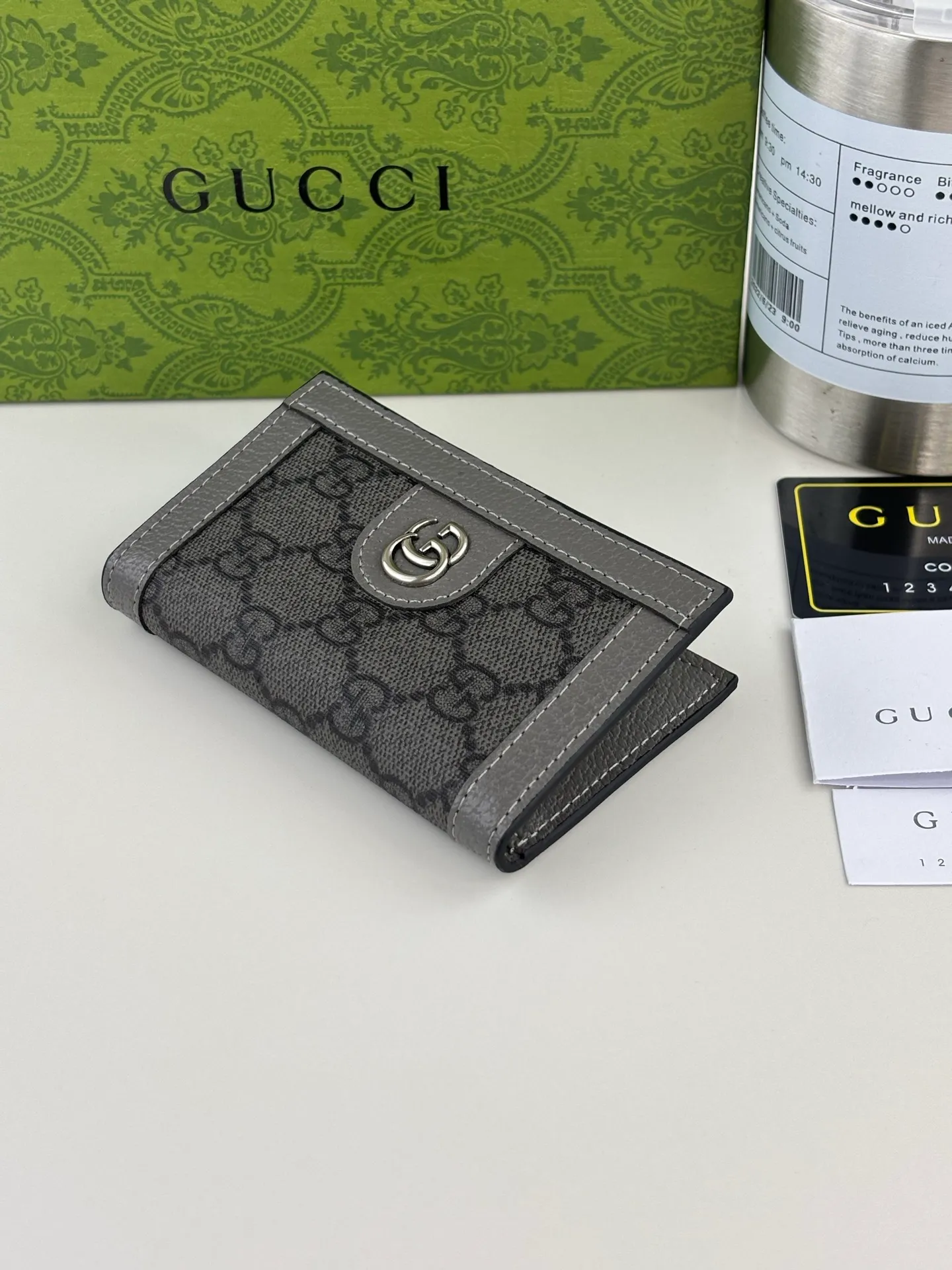 💰110 GUCCl Ophidia series short clip, the GG logo evolved from the Gucci diamond pattern that appeared in the 1930s, and has since become the traditional essence of Gucci. This new Ophidia series card holder uses this recognizable pattern on gray material. Double G hardware completes the look, in gray GG Supreme canvas with gray leather piping and palladium tone hardware, Double G. Style No.: 734943 Size: 7.5cm x 12cm Color: Gray