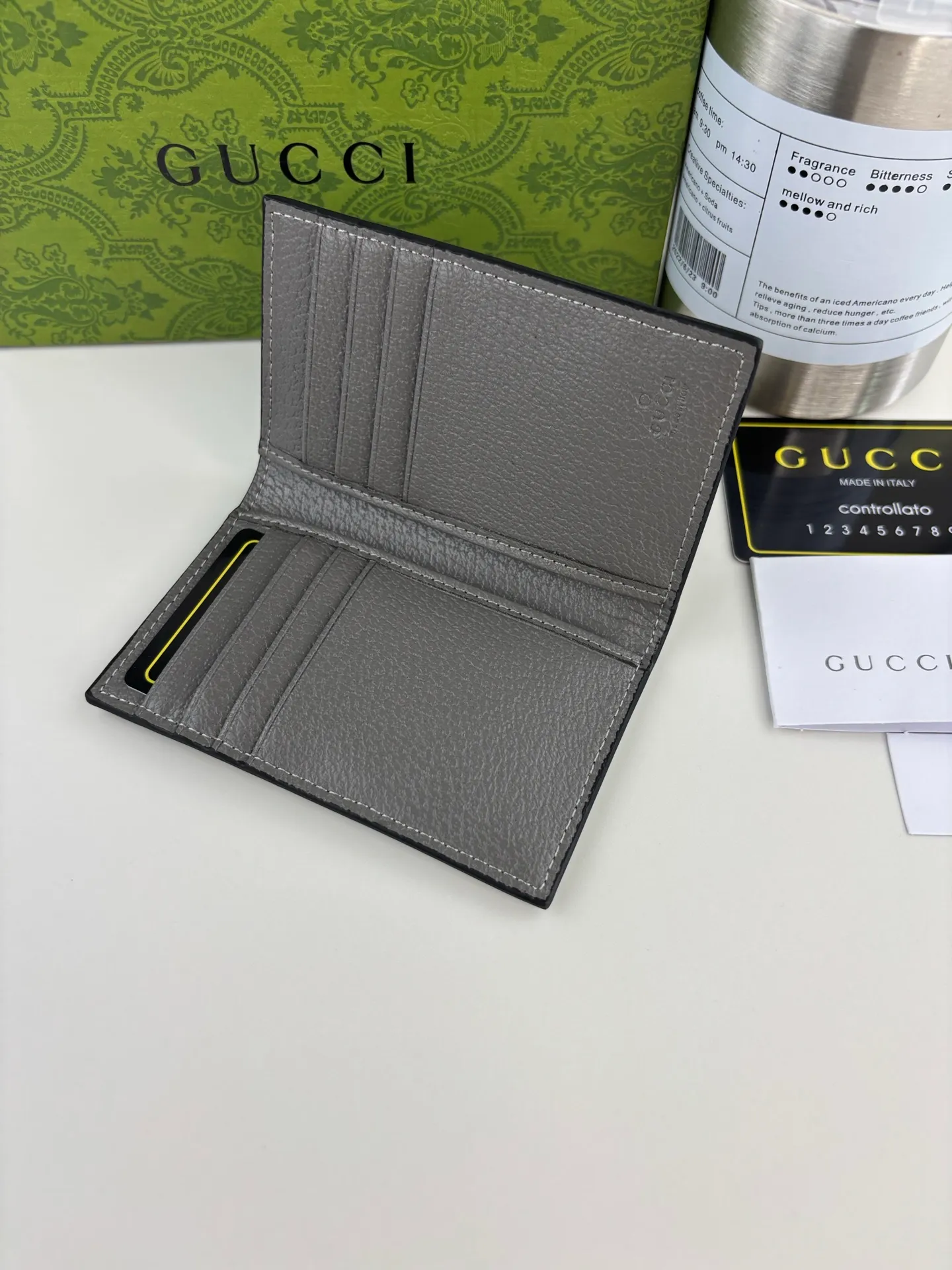 💰110 GUCCl Ophidia series short clip, the GG logo evolved from the Gucci diamond pattern that appeared in the 1930s, and has since become the traditional essence of Gucci. This new Ophidia series card holder uses this recognizable pattern on gray material. Double G hardware completes the look, in gray GG Supreme canvas with gray leather piping and palladium tone hardware, Double G. Style No.: 734943 Size: 7.5cm x 12cm Color: Gray