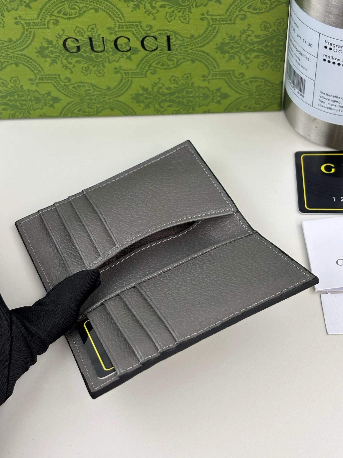 💰110 GUCCl Ophidia series short clip, the GG logo evolved from the Gucci diamond pattern that appeared in the 1930s, and has since become the traditional essence of Gucci. This new Ophidia series card holder uses this recognizable pattern on gray material. Double G hardware completes the look, in gray GG Supreme canvas with gray leather piping and palladium tone hardware, Double G. Style No.: 734943 Size: 7.5cm x 12cm Color: Gray