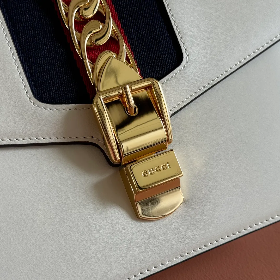 p1360. 💋💋💋【Original leather with complete packaging】‼ G Home 👉New style. The market's top exclusive goods control, special/counter quality 💯Using imported cowhide, original hardware! Exquisite workmanship. 💯Exclusive physical photos📷👉The quality can be seen in the picture👄👄😘😘. Style number: 421882. Dimensions: width 25.5*height 17*side width 8. color white