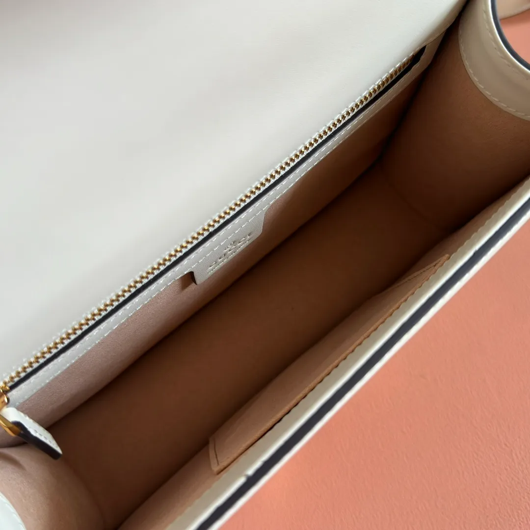 p1360. 💋💋💋【Original leather with complete packaging】‼ G Home 👉New style. The market's top exclusive goods control, special/counter quality 💯Using imported cowhide, original hardware! Exquisite workmanship. 💯Exclusive physical photos📷👉The quality can be seen in the picture👄👄😘😘. Style number: 421882. Dimensions: width 25.5*height 17*side width 8. color white