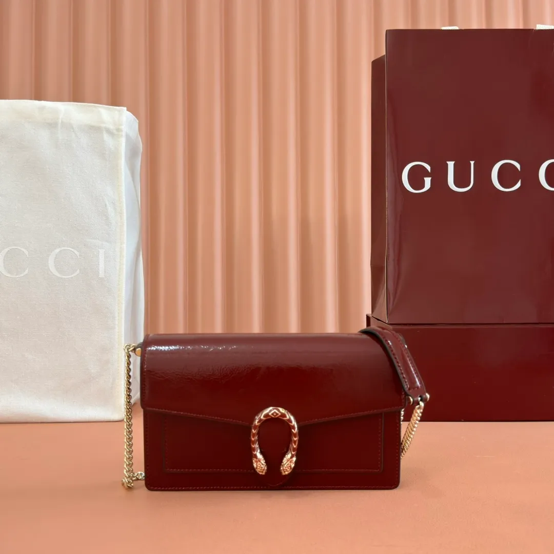 p980. 💋💋💋"With full set of original counter packaging" [New Product] This chain wallet is made of patent leather, with a wide shape and a light gold tone chain shoulder strap that provides a variety of styling options. Rosso Ancora patent leather Light gold tone hardware Gucci Ancora suede and taffeta lining Interior: 6 card compartments and 1 zip pocket External: 1 flat pocket Chain shoulder strap (52 cm high) Button closure Ident: 837374. Dimensions: 20cm (width) x 12.5cm (height) x 4.5cm (depth) Weight: approx. 0.42kg Color: Encore patent leather. Made in Italy