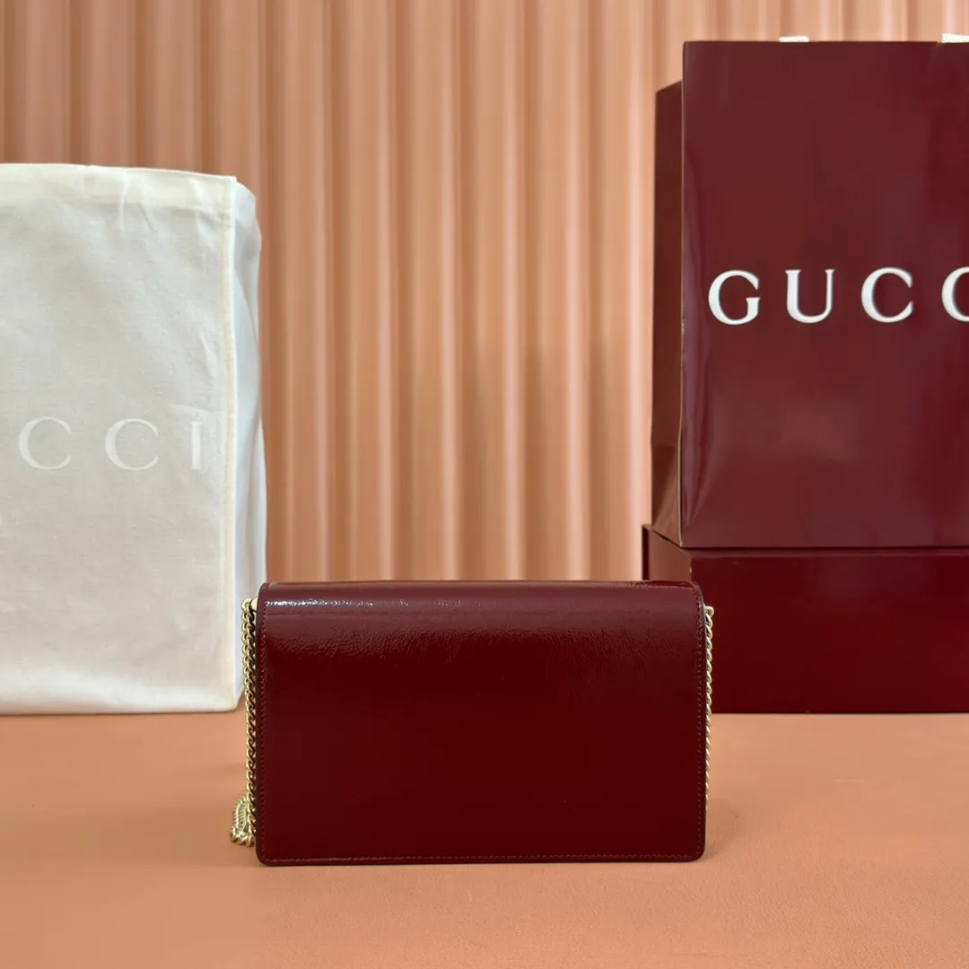 p980. 💋💋💋"With full set of original counter packaging" [New Product] This chain wallet is made of patent leather, with a wide shape and a light gold tone chain shoulder strap that provides a variety of styling options. Rosso Ancora patent leather Light gold tone hardware Gucci Ancora suede and taffeta lining Interior: 6 card compartments and 1 zip pocket External: 1 flat pocket Chain shoulder strap (52 cm high) Button closure Ident: 837374. Dimensions: 20cm (width) x 12.5cm (height) x 4.5cm (depth) Weight: approx. 0.42kg Color: Encore patent leather. Made in Italy
