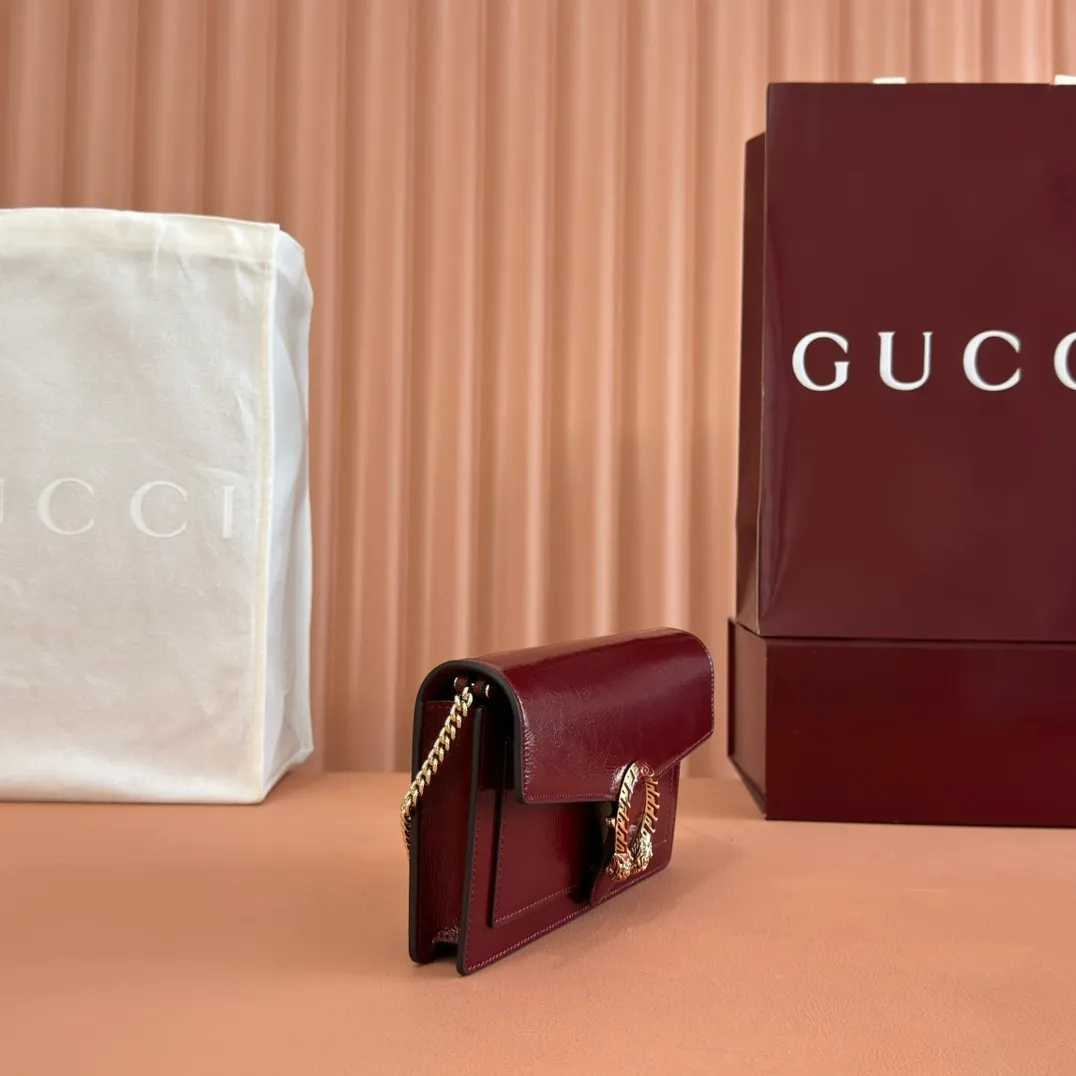 p980. 💋💋💋"With full set of original counter packaging" [New Product] This chain wallet is made of patent leather, with a wide shape and a light gold tone chain shoulder strap that provides a variety of styling options. Rosso Ancora patent leather Light gold tone hardware Gucci Ancora suede and taffeta lining Interior: 6 card compartments and 1 zip pocket External: 1 flat pocket Chain shoulder strap (52 cm high) Button closure Ident: 837374. Dimensions: 20cm (width) x 12.5cm (height) x 4.5cm (depth) Weight: approx. 0.42kg Color: Encore patent leather. Made in Italy
