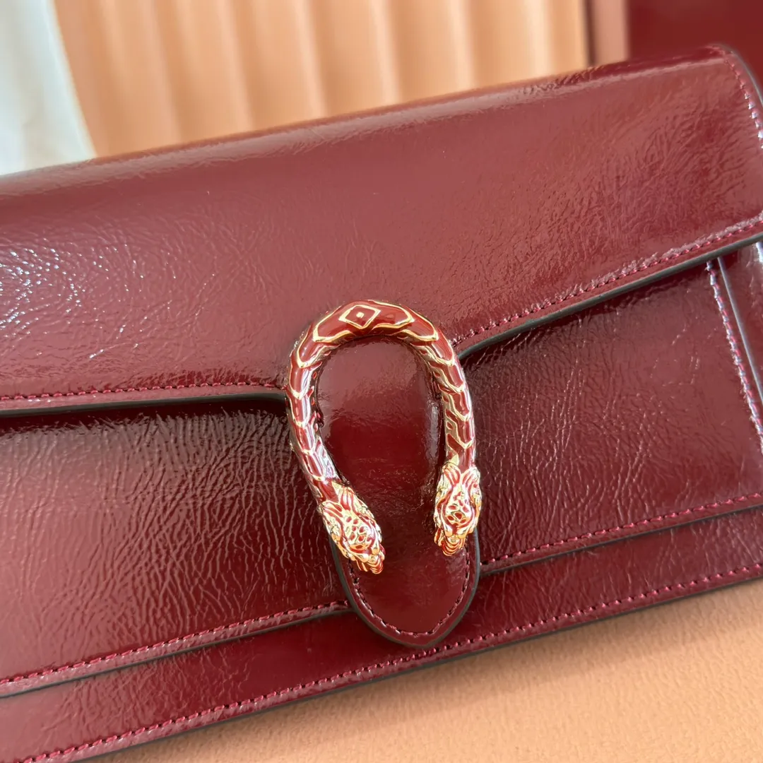 p980. 💋💋💋"With full set of original counter packaging" [New Product] This chain wallet is made of patent leather, with a wide shape and a light gold tone chain shoulder strap that provides a variety of styling options. Rosso Ancora patent leather Light gold tone hardware Gucci Ancora suede and taffeta lining Interior: 6 card compartments and 1 zip pocket External: 1 flat pocket Chain shoulder strap (52 cm high) Button closure Ident: 837374. Dimensions: 20cm (width) x 12.5cm (height) x 4.5cm (depth) Weight: approx. 0.42kg Color: Encore patent leather. Made in Italy