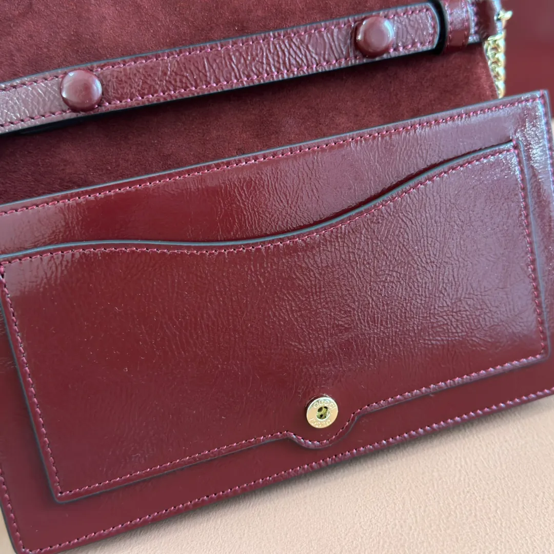 p980. 💋💋💋"With full set of original counter packaging" [New Product] This chain wallet is made of patent leather, with a wide shape and a light gold tone chain shoulder strap that provides a variety of styling options. Rosso Ancora patent leather Light gold tone hardware Gucci Ancora suede and taffeta lining Interior: 6 card compartments and 1 zip pocket External: 1 flat pocket Chain shoulder strap (52 cm high) Button closure Ident: 837374. Dimensions: 20cm (width) x 12.5cm (height) x 4.5cm (depth) Weight: approx. 0.42kg Color: Encore patent leather. Made in Italy