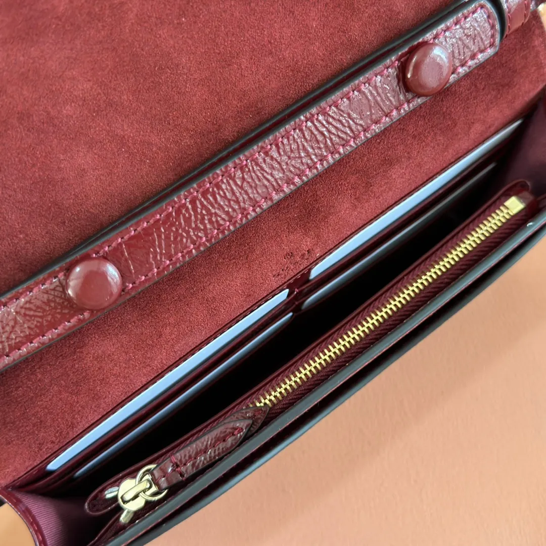 p980. 💋💋💋"With full set of original counter packaging" [New Product] This chain wallet is made of patent leather, with a wide shape and a light gold tone chain shoulder strap that provides a variety of styling options. Rosso Ancora patent leather Light gold tone hardware Gucci Ancora suede and taffeta lining Interior: 6 card compartments and 1 zip pocket External: 1 flat pocket Chain shoulder strap (52 cm high) Button closure Ident: 837374. Dimensions: 20cm (width) x 12.5cm (height) x 4.5cm (depth) Weight: approx. 0.42kg Color: Encore patent leather. Made in Italy