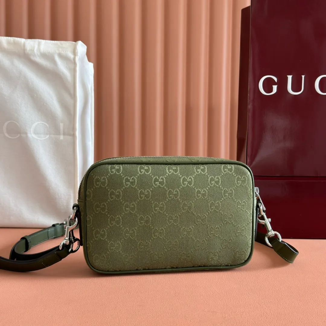 p880. 💋💋💋【Comes with full counter package】This small crossbody bag is crafted with GG canvas, paying homage to the instantly recognizable monogram pattern of brand founder Guccio Gucci. Interpreting a new forest green tone, it adds a modern touch to daily accessories, and the webbing details double the charm of the entire design. Forest green GG canvas Forest green leather piping Red and green web details Nylon lining Removable leather handle height: 17 cm Adjustable shoulder strap (51 cm height) Zipper closure Model: 834802. Dimensions: 23.5cm (width) x 15cm (height) x 5cm (depth) Weight: about 0.4kg Color: forest green cloth/original leather. Made in Italy