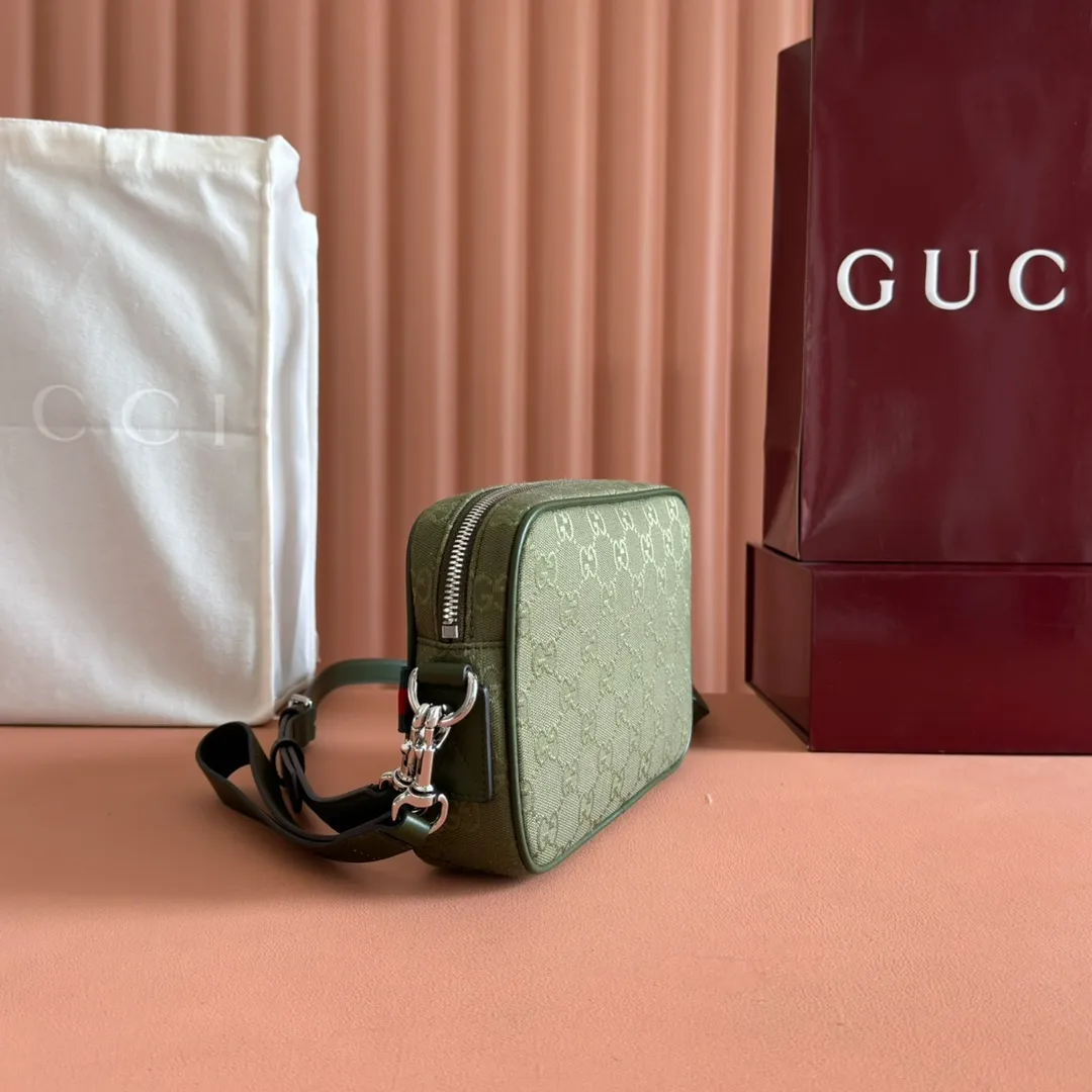 p880. 💋💋💋【Comes with full counter package】This small crossbody bag is crafted with GG canvas, paying homage to the instantly recognizable monogram pattern of brand founder Guccio Gucci. Interpreting a new forest green tone, it adds a modern touch to daily accessories, and the webbing details double the charm of the entire design. Forest green GG canvas Forest green leather piping Red and green web details Nylon lining Removable leather handle height: 17 cm Adjustable shoulder strap (51 cm height) Zipper closure Model: 834802. Dimensions: 23.5cm (width) x 15cm (height) x 5cm (depth) Weight: about 0.4kg Color: forest green cloth/original leather. Made in Italy