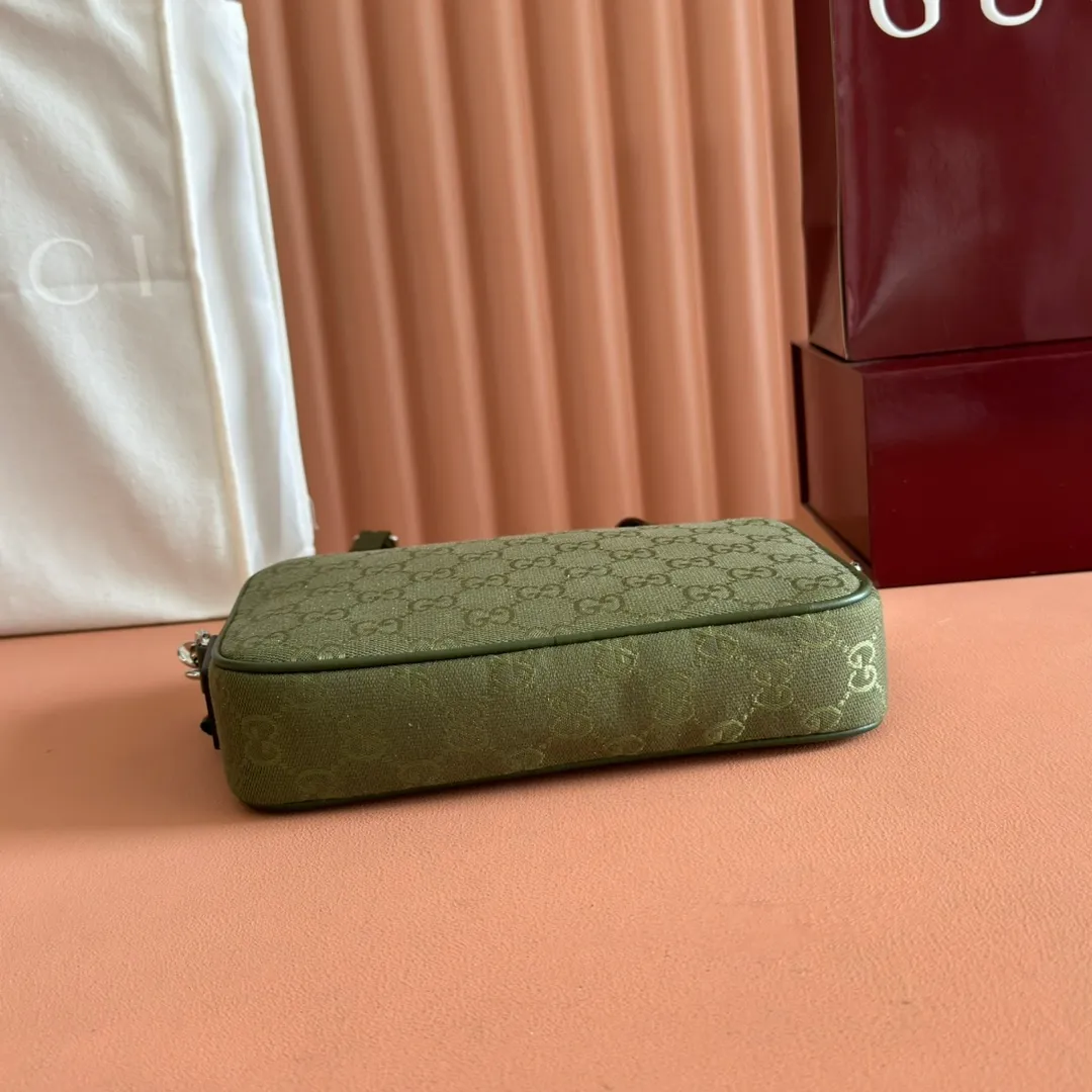 p880. 💋💋💋【Comes with full counter package】This small crossbody bag is crafted with GG canvas, paying homage to the instantly recognizable monogram pattern of brand founder Guccio Gucci. Interpreting a new forest green tone, it adds a modern touch to daily accessories, and the webbing details double the charm of the entire design. Forest green GG canvas Forest green leather piping Red and green web details Nylon lining Removable leather handle height: 17 cm Adjustable shoulder strap (51 cm height) Zipper closure Model: 834802. Dimensions: 23.5cm (width) x 15cm (height) x 5cm (depth) Weight: about 0.4kg Color: forest green cloth/original leather. Made in Italy