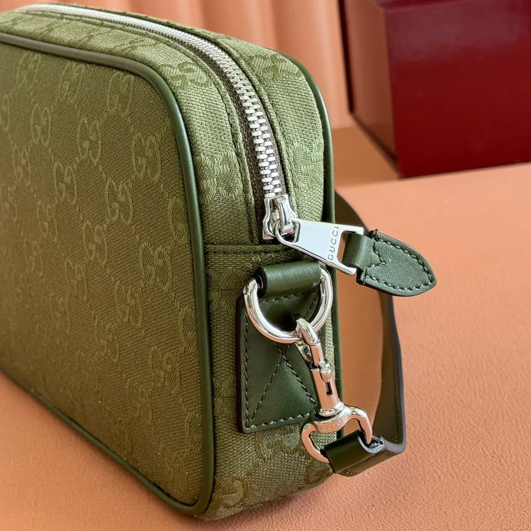 p880. 💋💋💋【Comes with full counter package】This small crossbody bag is crafted with GG canvas, paying homage to the instantly recognizable monogram pattern of brand founder Guccio Gucci. Interpreting a new forest green tone, it adds a modern touch to daily accessories, and the webbing details double the charm of the entire design. Forest green GG canvas Forest green leather piping Red and green web details Nylon lining Removable leather handle height: 17 cm Adjustable shoulder strap (51 cm height) Zipper closure Model: 834802. Dimensions: 23.5cm (width) x 15cm (height) x 5cm (depth) Weight: about 0.4kg Color: forest green cloth/original leather. Made in Italy