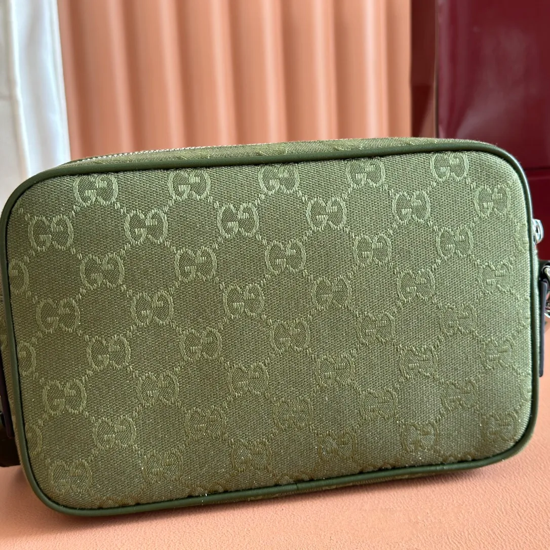 p880. 💋💋💋【Comes with full counter package】This small crossbody bag is crafted with GG canvas, paying homage to the instantly recognizable monogram pattern of brand founder Guccio Gucci. Interpreting a new forest green tone, it adds a modern touch to daily accessories, and the webbing details double the charm of the entire design. Forest green GG canvas Forest green leather piping Red and green web details Nylon lining Removable leather handle height: 17 cm Adjustable shoulder strap (51 cm height) Zipper closure Model: 834802. Dimensions: 23.5cm (width) x 15cm (height) x 5cm (depth) Weight: about 0.4kg Color: forest green cloth/original leather. Made in Italy