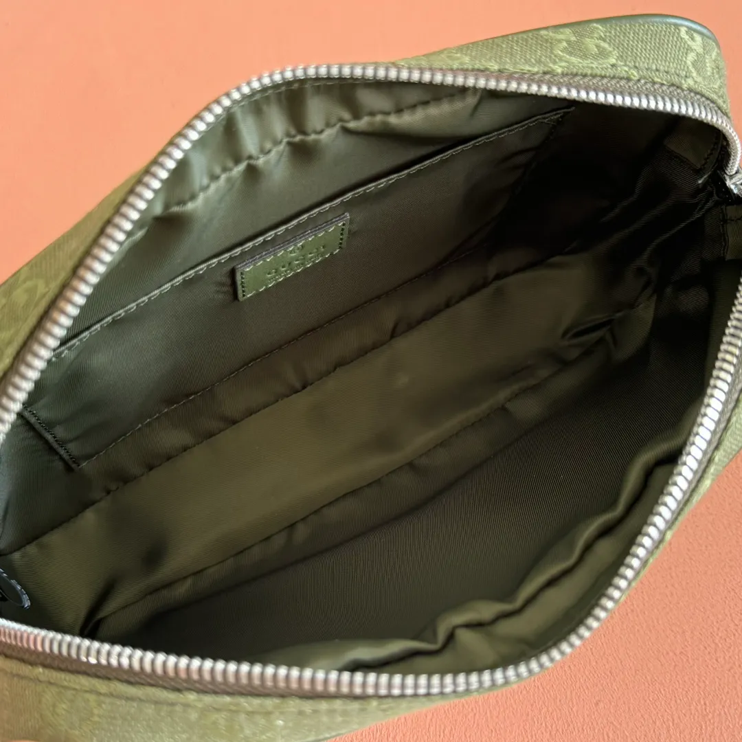 p880. 💋💋💋【Comes with full counter package】This small crossbody bag is crafted with GG canvas, paying homage to the instantly recognizable monogram pattern of brand founder Guccio Gucci. Interpreting a new forest green tone, it adds a modern touch to daily accessories, and the webbing details double the charm of the entire design. Forest green GG canvas Forest green leather piping Red and green web details Nylon lining Removable leather handle height: 17 cm Adjustable shoulder strap (51 cm height) Zipper closure Model: 834802. Dimensions: 23.5cm (width) x 15cm (height) x 5cm (depth) Weight: about 0.4kg Color: forest green cloth/original leather. Made in Italy