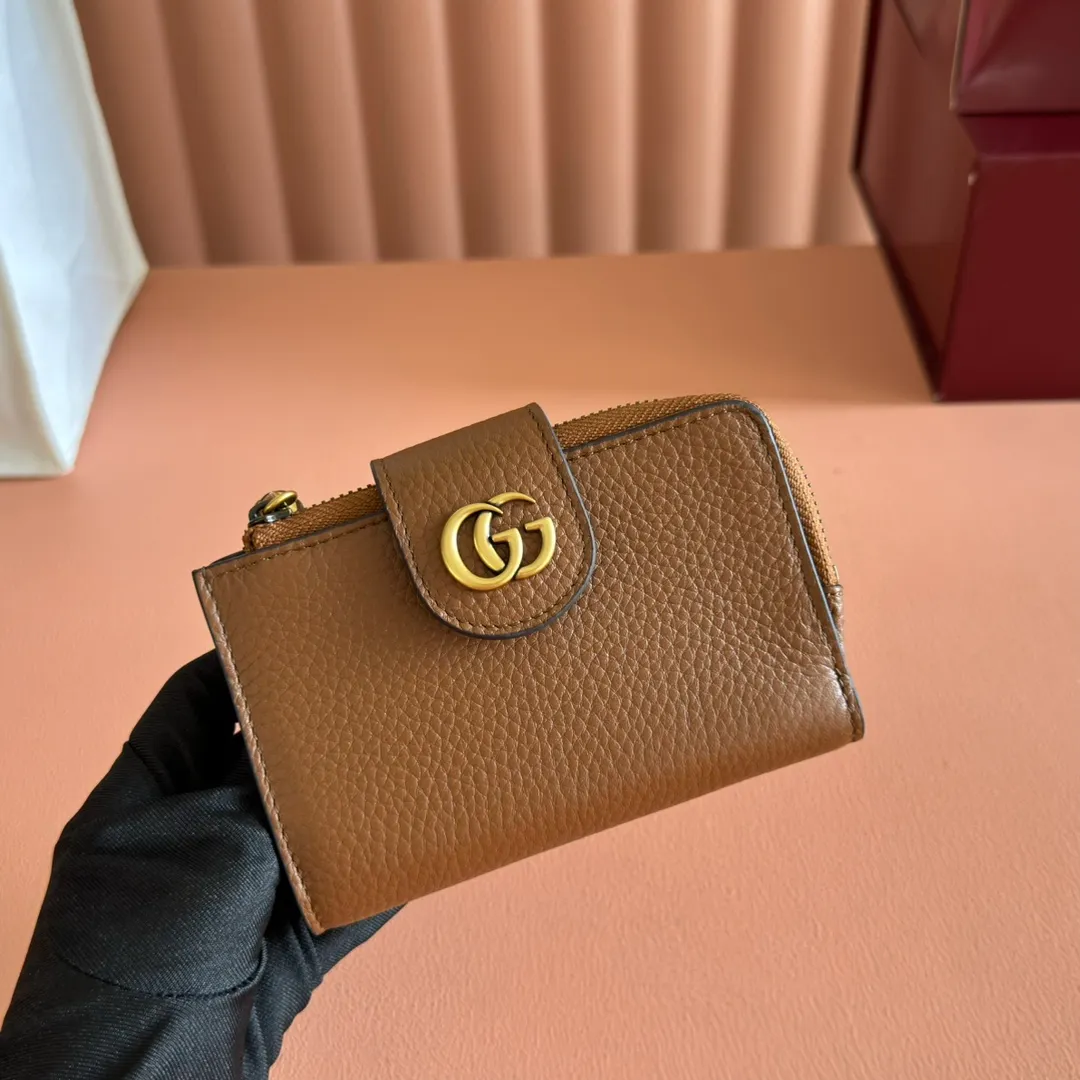 p480. 💋💋💋"With full original packaging" GG Marmont series wallet. This GG Marmont series wallet is made of classic and durable black leather, adding another classic to the "Aria-Fashion Aria" series. The Double G accessory originates from the belt buckle design of the 1970s, and is reinterpreted on this wallet in tone-on-tone resin. The classic design is combined with a monochromatic color scheme to highlight the modern fashion style. Model: 739498. Size: 13*8.5*2cm. Color: brown/original leather.