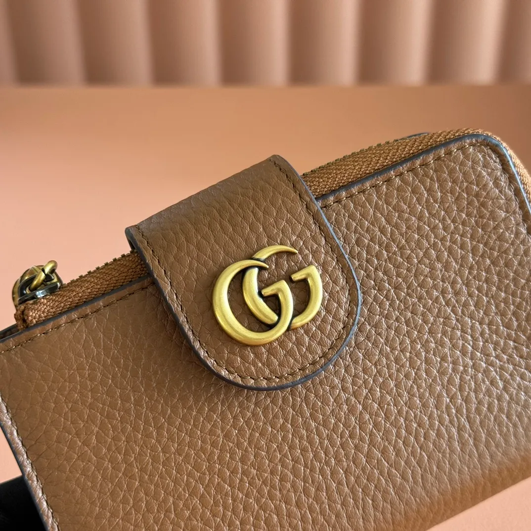 p480. 💋💋💋"With full original packaging" GG Marmont series wallet. This GG Marmont series wallet is made of classic and durable black leather, adding another classic to the "Aria-Fashion Aria" series. The Double G accessory originates from the belt buckle design of the 1970s, and is reinterpreted on this wallet in tone-on-tone resin. The classic design is combined with a monochromatic color scheme to highlight the modern fashion style. Model: 739498. Size: 13*8.5*2cm. Color: brown/original leather.