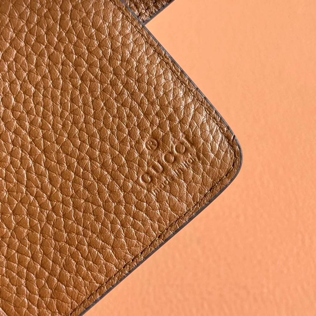 p480. 💋💋💋"With full original packaging" GG Marmont series wallet. This GG Marmont series wallet is made of classic and durable black leather, adding another classic to the "Aria-Fashion Aria" series. The Double G accessory originates from the belt buckle design of the 1970s, and is reinterpreted on this wallet in tone-on-tone resin. The classic design is combined with a monochromatic color scheme to highlight the modern fashion style. Model: 739498. Size: 13*8.5*2cm. Color: brown/original leather.