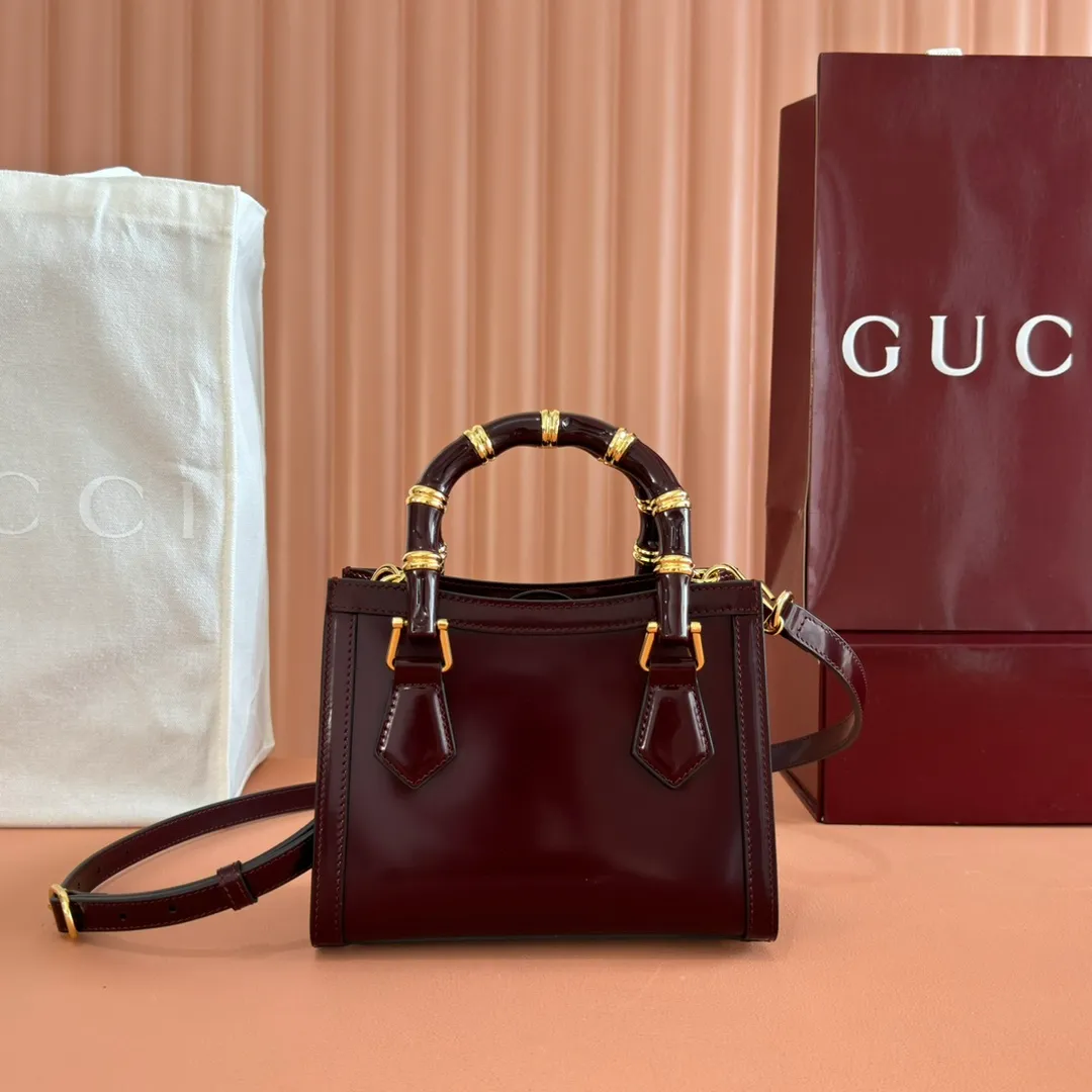 p1560. 💋💋💋【With full set of original counter packaging】【New Product】In the 2025 spring and summer series, the Gucci Diana series reinterprets classic bamboo accessories with resin and brass details. There are many ways to carry it, it can be carried cross-body or on the shoulder. Light purple glossy polished sheepskin Gold-tone hardware Bamboo shaped resin and brass handles Light purple sheepskin lining Double G Interior: One open pocket 8 cm high Removable and adjustable sheepskin shoulder strap (48 to 55 cm high); length adjustable from 93 to 109 cm Ident.: 832936. Dimensions: 20cm (width) x 16cm (height) x 10cm (depth) Weight: approx. 0.95kg Color: Anchor red full leather. Made in Italy