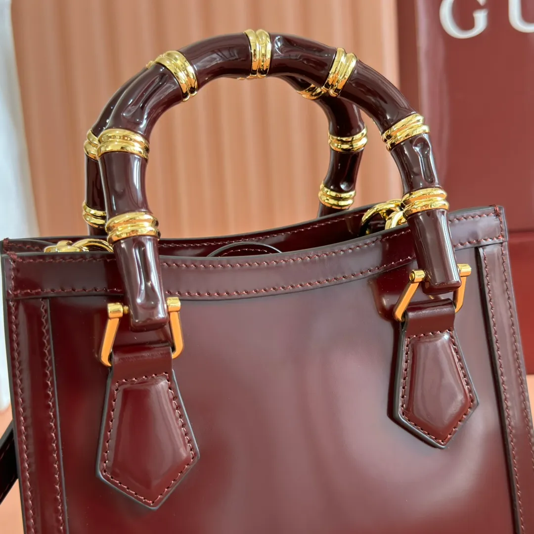 p1560. 💋💋💋【With full set of original counter packaging】【New Product】In the 2025 spring and summer series, the Gucci Diana series reinterprets classic bamboo accessories with resin and brass details. There are many ways to carry it, it can be carried cross-body or on the shoulder. Light purple glossy polished sheepskin Gold-tone hardware Bamboo shaped resin and brass handles Light purple sheepskin lining Double G Interior: One open pocket 8 cm high Removable and adjustable sheepskin shoulder strap (48 to 55 cm high); length adjustable from 93 to 109 cm Ident.: 832936. Dimensions: 20cm (width) x 16cm (height) x 10cm (depth) Weight: approx. 0.95kg Color: Anchor red full leather. Made in Italy