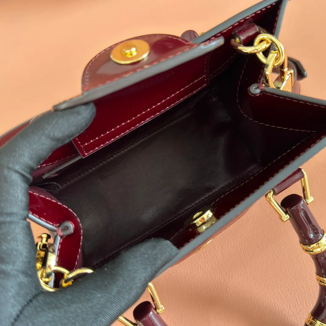p1560. 💋💋💋【With full set of original counter packaging】【New Product】In the 2025 spring and summer series, the Gucci Diana series reinterprets classic bamboo accessories with resin and brass details. There are many ways to carry it, it can be carried cross-body or on the shoulder. Light purple glossy polished sheepskin Gold-tone hardware Bamboo shaped resin and brass handles Light purple sheepskin lining Double G Interior: One open pocket 8 cm high Removable and adjustable sheepskin shoulder strap (48 to 55 cm high); length adjustable from 93 to 109 cm Ident.: 832936. Dimensions: 20cm (width) x 16cm (height) x 10cm (depth) Weight: approx. 0.95kg Color: Anchor red full leather. Made in Italy