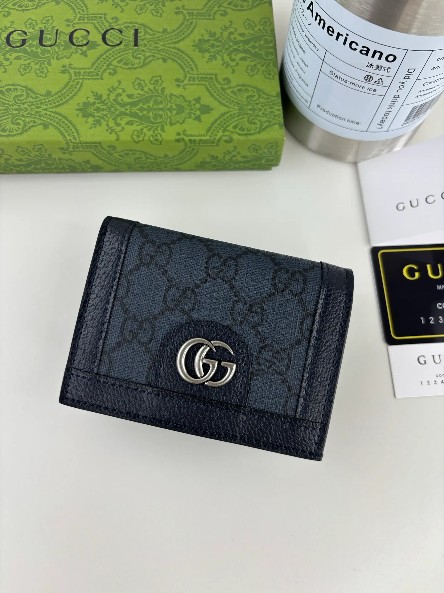 💰150 GUCCl Ophidia series card holder, the GG logo evolved from the Gucci diamond pattern that appeared in the 1930s, and has since become the traditional essence of Gucci. This new Ophidia series card holder uses this recognizable pattern on blue material. Double G accessories add charm to the entire look, in blue GG Supreme canvas, blue leather piping, and palladium-toned hardware Double G. Style No.: 706845 Size: 11cm x 9cm x 3cm Color: Blue