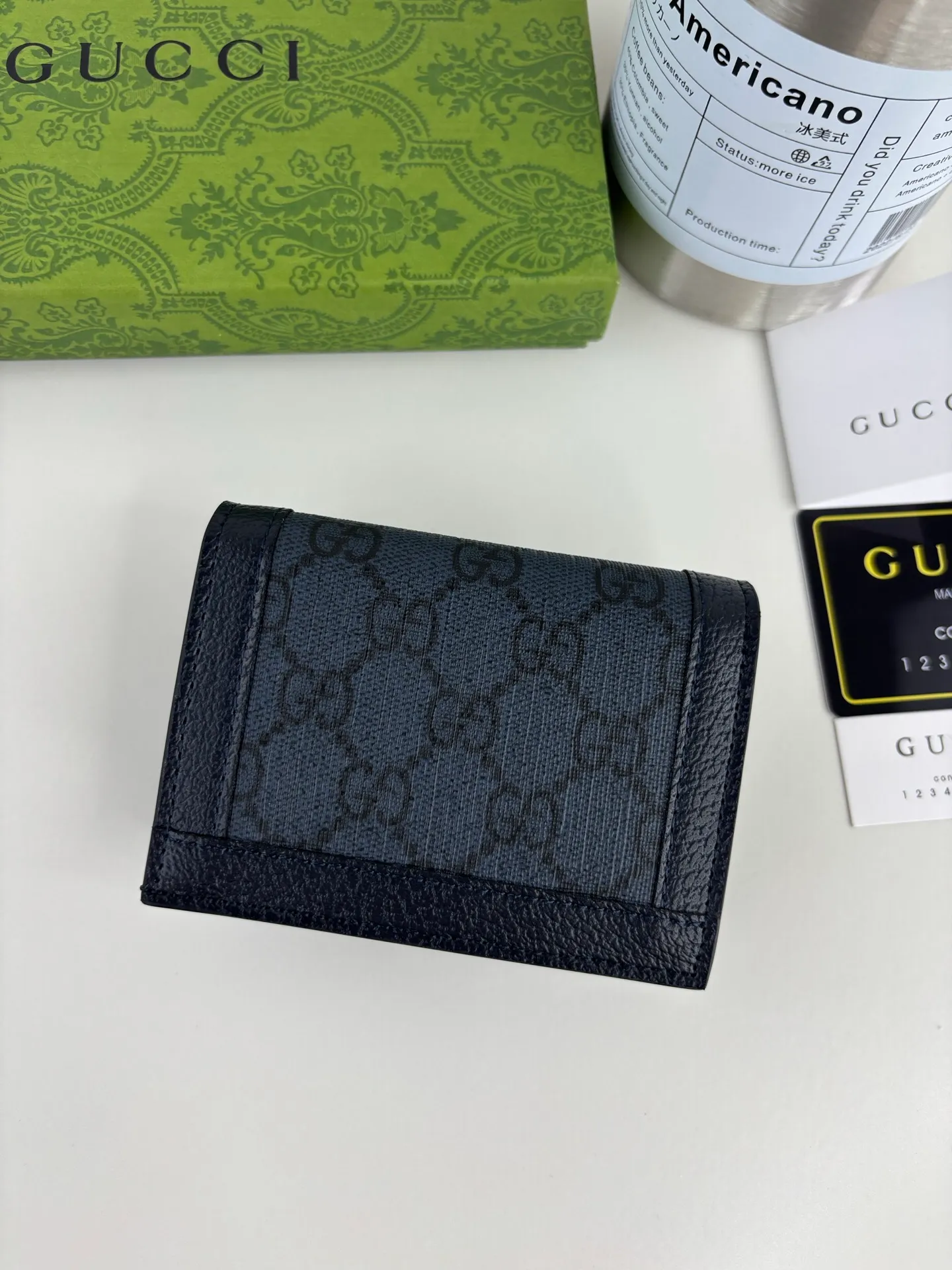 💰150 GUCCl Ophidia series card holder, the GG logo evolved from the Gucci diamond pattern that appeared in the 1930s, and has since become the traditional essence of Gucci. This new Ophidia series card holder uses this recognizable pattern on blue material. Double G accessories add charm to the entire look, in blue GG Supreme canvas, blue leather piping, and palladium-toned hardware Double G. Style No.: 706845 Size: 11cm x 9cm x 3cm Color: Blue