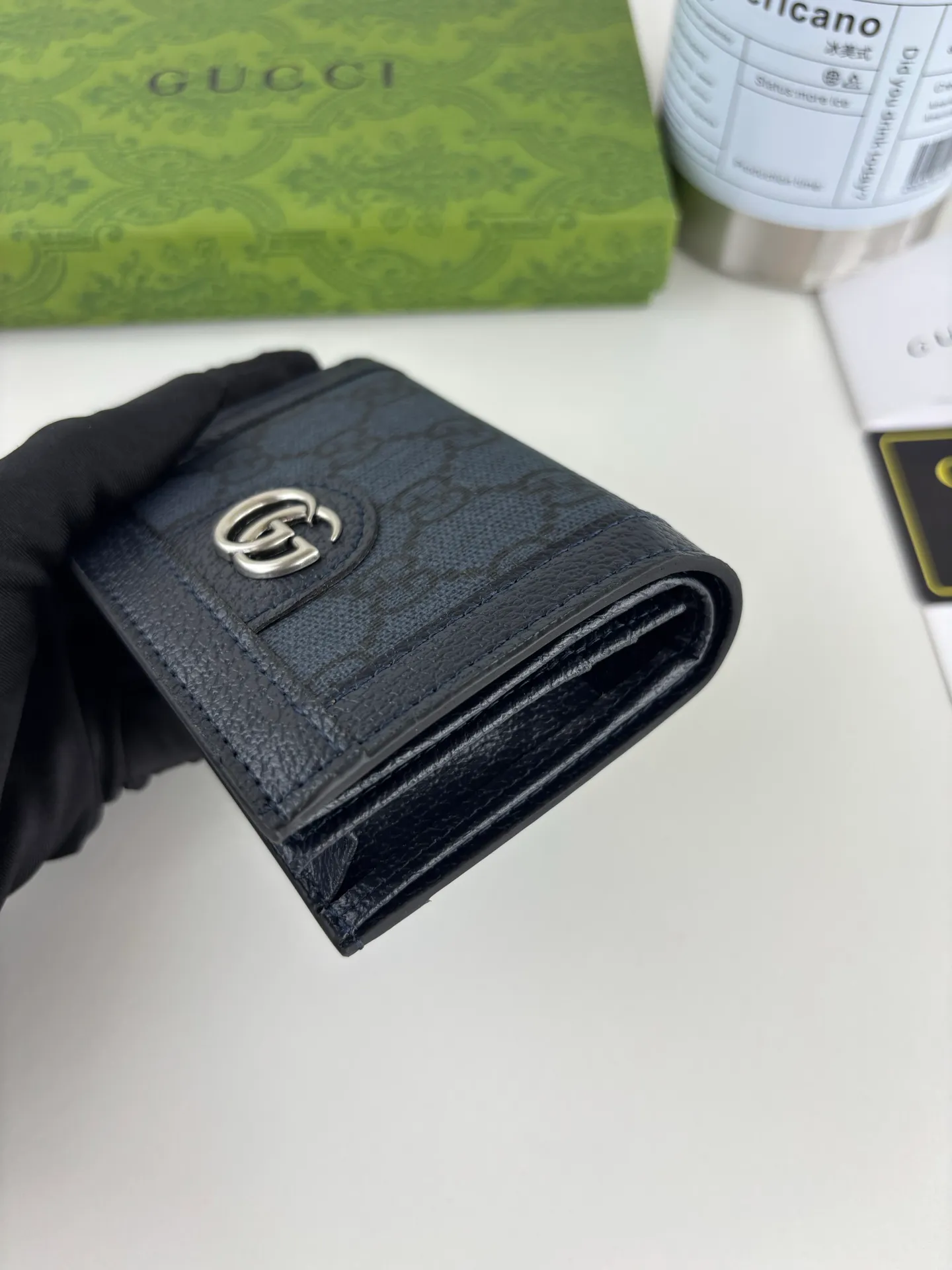 💰150 GUCCl Ophidia series card holder, the GG logo evolved from the Gucci diamond pattern that appeared in the 1930s, and has since become the traditional essence of Gucci. This new Ophidia series card holder uses this recognizable pattern on blue material. Double G accessories add charm to the entire look, in blue GG Supreme canvas, blue leather piping, and palladium-toned hardware Double G. Style No.: 706845 Size: 11cm x 9cm x 3cm Color: Blue