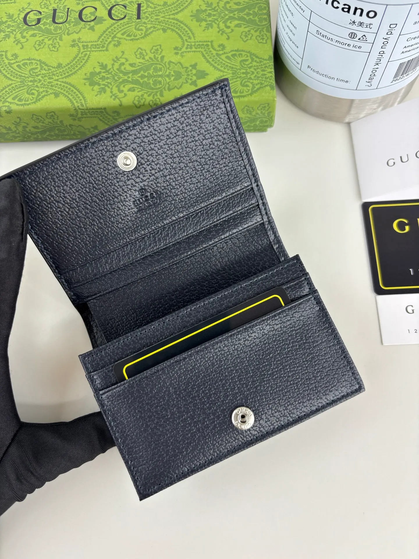 💰150 GUCCl Ophidia series card holder, the GG logo evolved from the Gucci diamond pattern that appeared in the 1930s, and has since become the traditional essence of Gucci. This new Ophidia series card holder uses this recognizable pattern on blue material. Double G accessories add charm to the entire look, in blue GG Supreme canvas, blue leather piping, and palladium-toned hardware Double G. Style No.: 706845 Size: 11cm x 9cm x 3cm Color: Blue