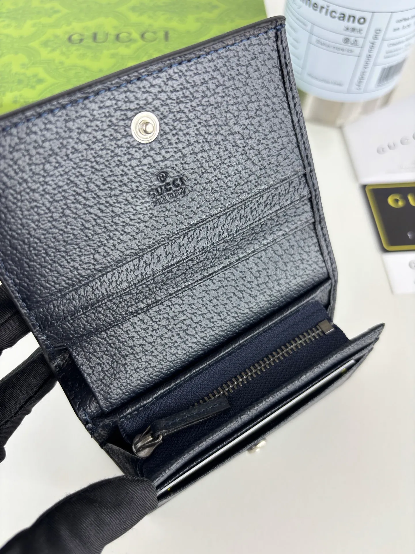 💰150 GUCCl Ophidia series card holder, the GG logo evolved from the Gucci diamond pattern that appeared in the 1930s, and has since become the traditional essence of Gucci. This new Ophidia series card holder uses this recognizable pattern on blue material. Double G accessories add charm to the entire look, in blue GG Supreme canvas, blue leather piping, and palladium-toned hardware Double G. Style No.: 706845 Size: 11cm x 9cm x 3cm Color: Blue