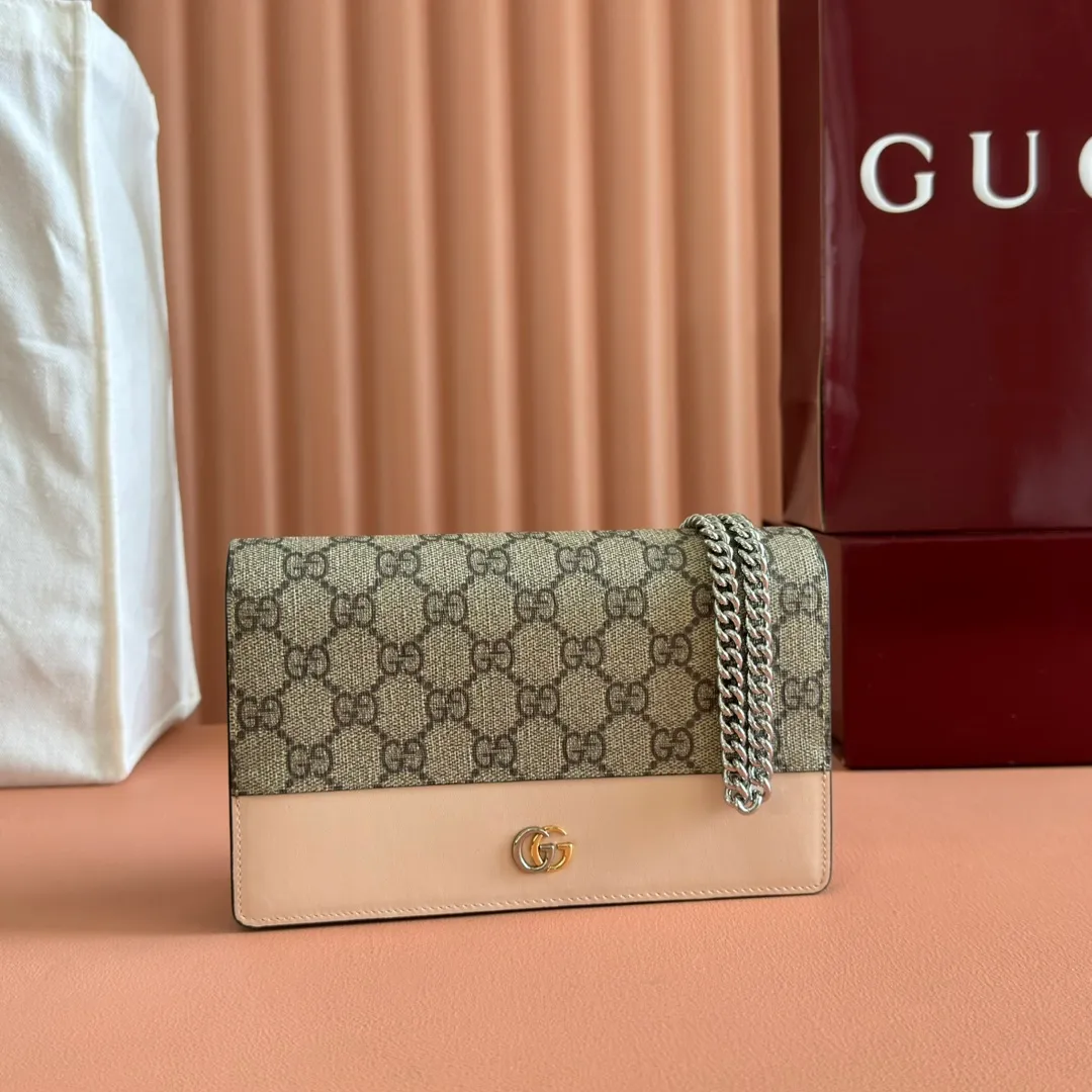 p660. 📣📣📣【Combined with original counter packaging】GG Marmont series This GG Marmont series chain bag is made of classic and durable black leather, adding another classic to the "Aria-Fashion Aria" series. The Double G accessory originates from the belt buckle design of the 1970s, and is reinterpreted on this wallet in tone-on-tone resin. The classic design is combined with a monochromatic color scheme to highlight the modern fashion style. Model: 497985. Size: 20*12.5*4cm. Color: pvc pink