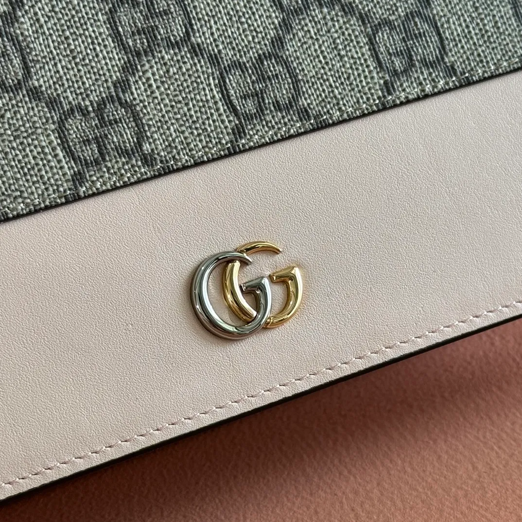 p660. 📣📣📣【Combined with original counter packaging】GG Marmont series This GG Marmont series chain bag is made of classic and durable black leather, adding another classic to the "Aria-Fashion Aria" series. The Double G accessory originates from the belt buckle design of the 1970s, and is reinterpreted on this wallet in tone-on-tone resin. The classic design is combined with a monochromatic color scheme to highlight the modern fashion style. Model: 497985. Size: 20*12.5*4cm. Color: pvc pink