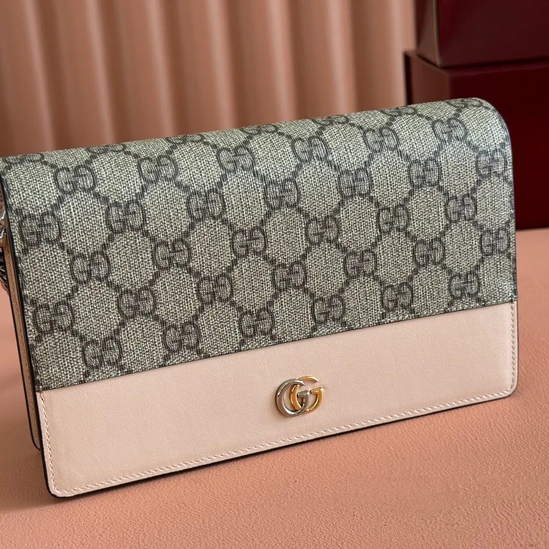 p660. 📣📣📣【Combined with original counter packaging】GG Marmont series This GG Marmont series chain bag is made of classic and durable black leather, adding another classic to the "Aria-Fashion Aria" series. The Double G accessory originates from the belt buckle design of the 1970s, and is reinterpreted on this wallet in tone-on-tone resin. The classic design is combined with a monochromatic color scheme to highlight the modern fashion style. Model: 497985. Size: 20*12.5*4cm. Color: pvc pink