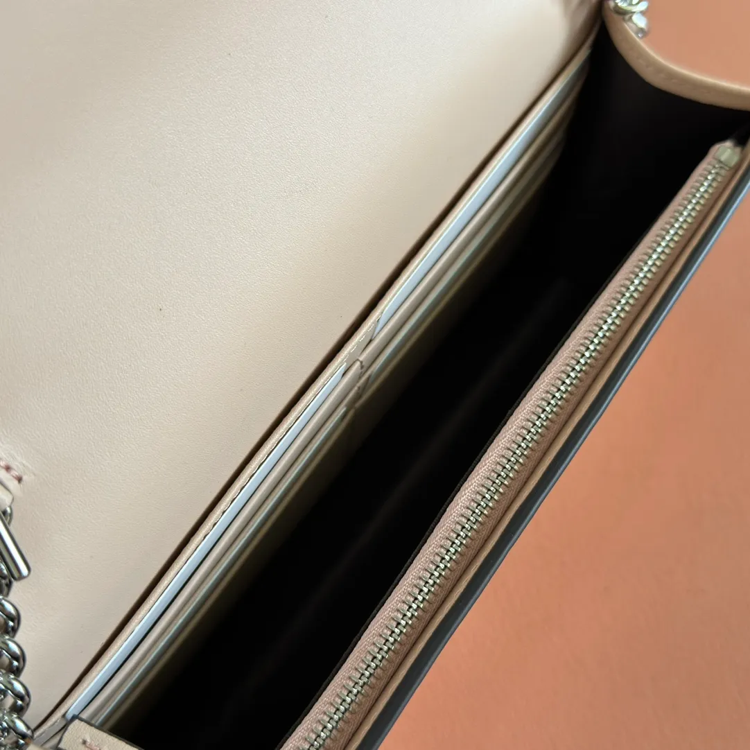 p660. 📣📣📣【Combined with original counter packaging】GG Marmont series This GG Marmont series chain bag is made of classic and durable black leather, adding another classic to the "Aria-Fashion Aria" series. The Double G accessory originates from the belt buckle design of the 1970s, and is reinterpreted on this wallet in tone-on-tone resin. The classic design is combined with a monochromatic color scheme to highlight the modern fashion style. Model: 497985. Size: 20*12.5*4cm. Color: pvc pink