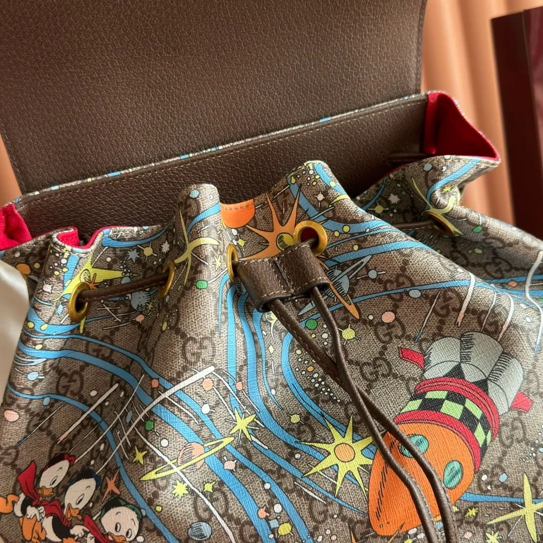 p1320. 📣📣📣【Original leather with full counter packaging】‼ ️G Home👉New style. The market's top exclusive goods control, special/counter quality 💯Using imported cowhide, original hardware! Exquisite workmanship. 💯Exclusive physical photos📷👉The quality can be seen in the picture👄👄😘😘. Style number: 645051. Dimensions: Width 34.5*Height 44*Side width 12.5. Color: Model: Brown PVC/Donald Duck