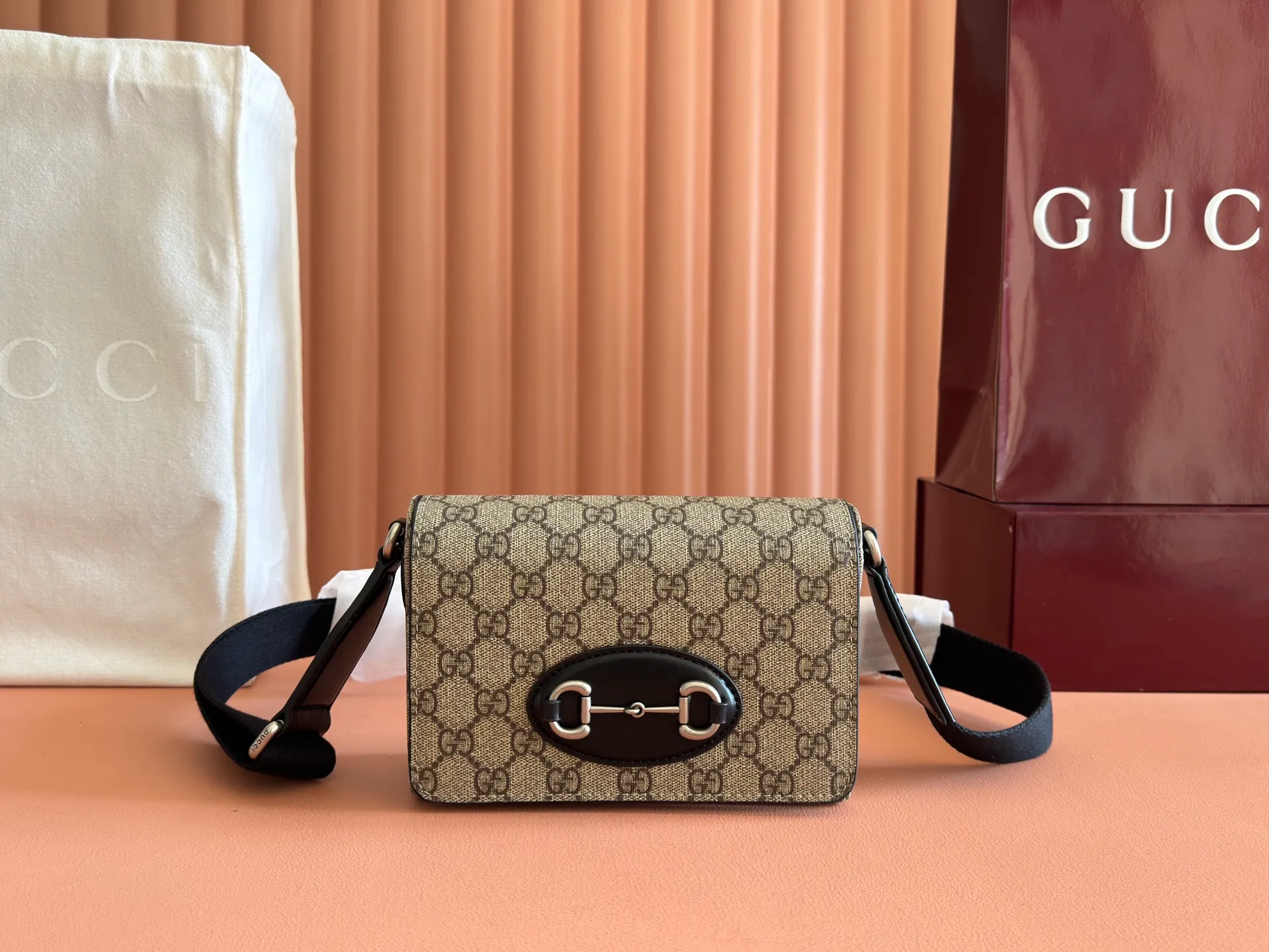 💋💋💋【Original configuration and full counter packaging】GG Horsebit 1955 series launches a square-cut mini handbag. Model: 855566. Color: fuchsia/pvc.