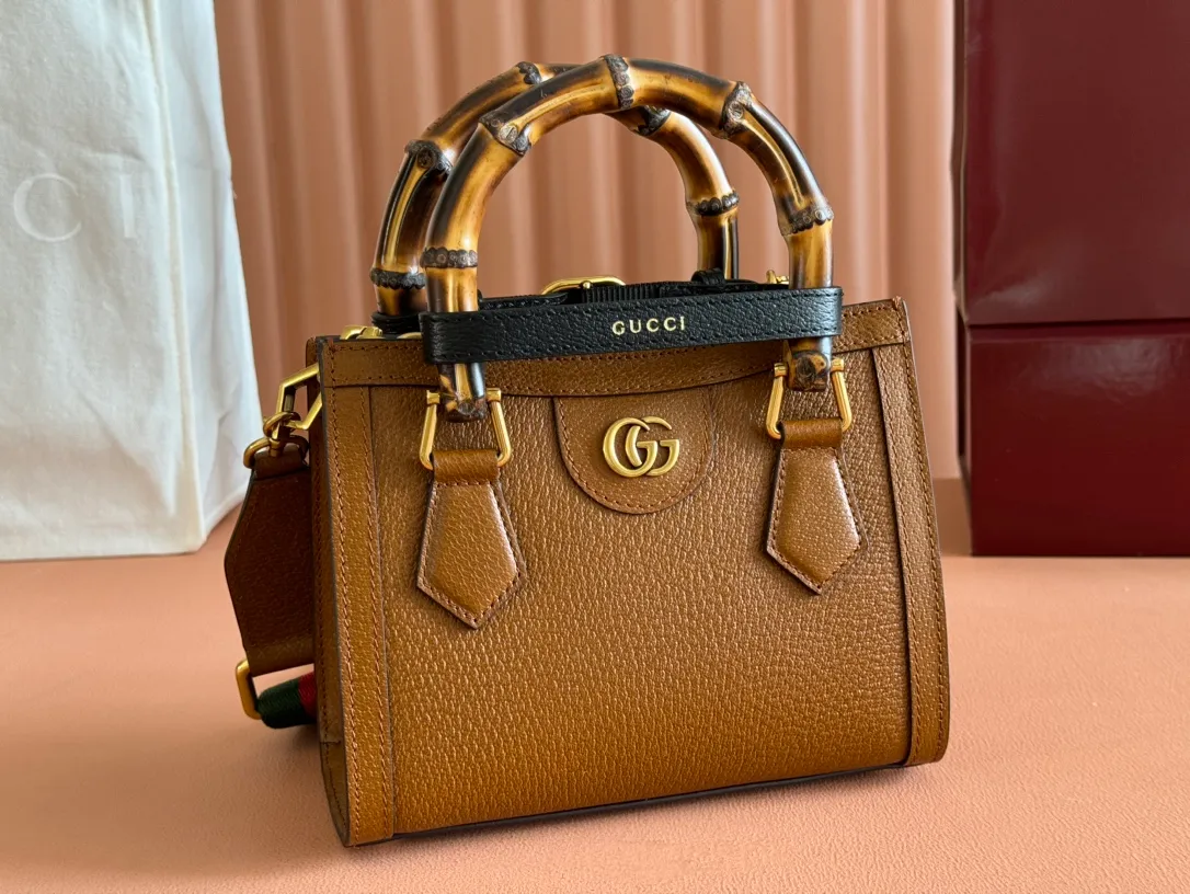 p1420. 📣📣📣【Original leather with complete packaging】🔥🔥Mini tote bag combines two recognizable brand elements, bamboo handles and double G accessories. The blue leather material and two khaki buckles complement each other, highlighting the smart and elegant temperament. Mini size: 20*16*10cm Model: 702732.