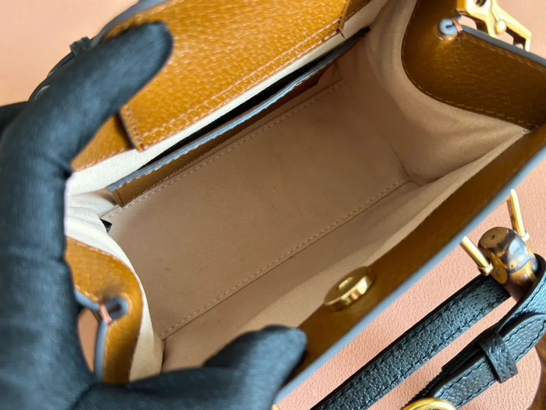 p1420. 📣📣📣【Original leather with complete packaging】🔥🔥Mini tote bag combines two recognizable brand elements, bamboo handles and double G accessories. The blue leather material and two khaki buckles complement each other, highlighting the smart and elegant temperament. Mini size: 20*16*10cm Model: 702732.